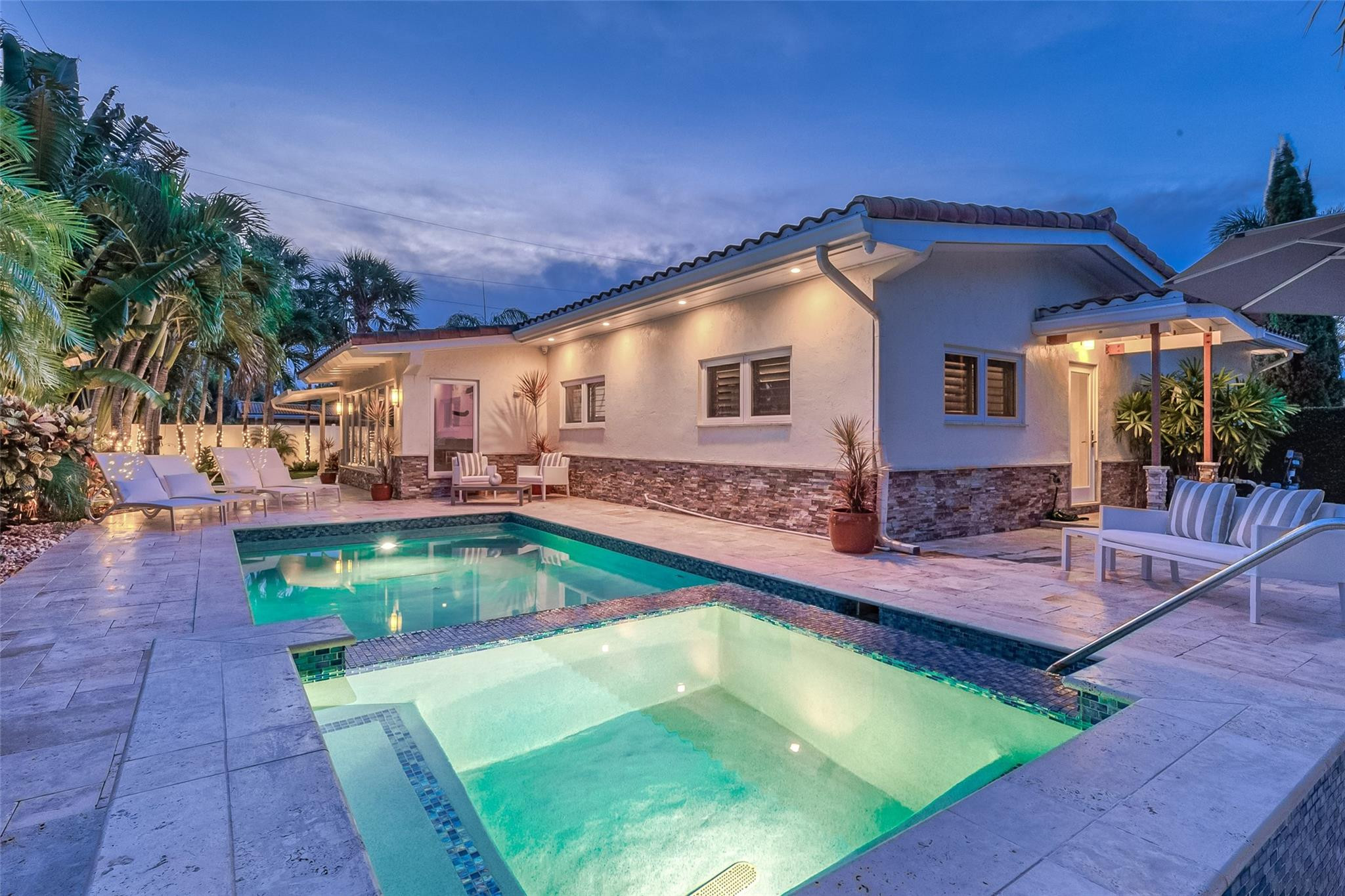 Foto de propiedad en 2726 NE 25TH Place, Fort Lauderdale, FL 33305 Fort Lauderdale con MLS# 