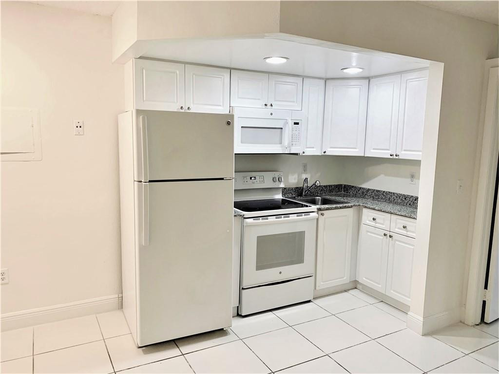 En Renta 19455 NE 10 Avenue 2-121, North Miami Beach, FL 33179, North Miami Beach, FL 33179