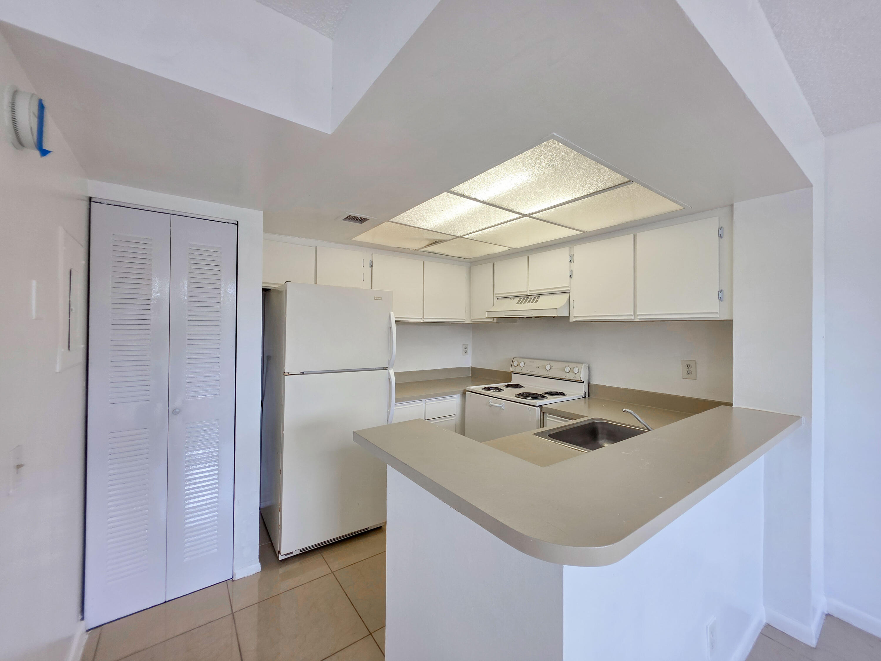 En Renta 708 EXECUTIVE CENTER Drive 12, West Palm Beach, FL 33401, West Palm Beach, FL 33401
