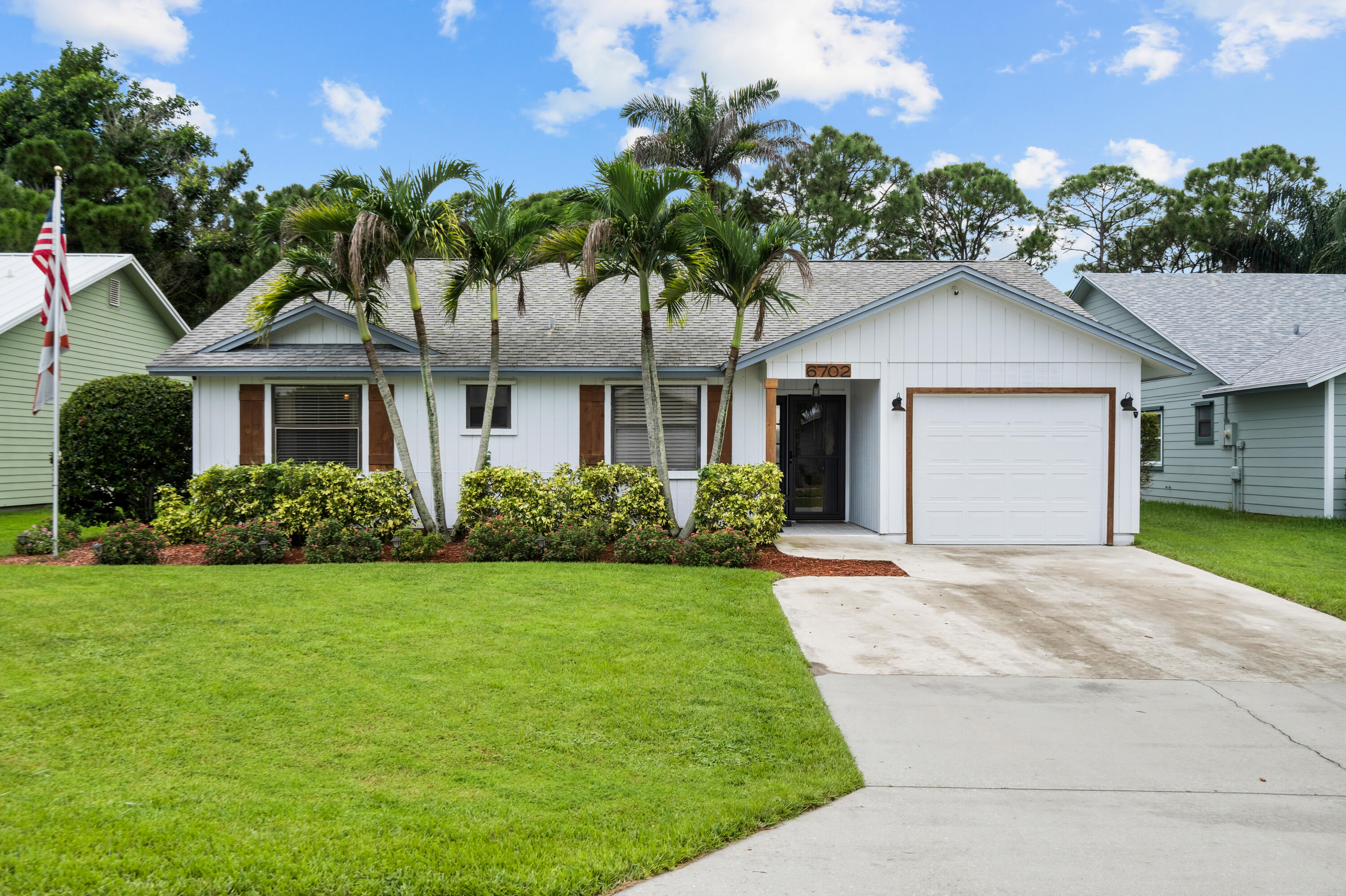 Foto de propiedad en 6702 SE Raintree Avenue, Stuart, FL 34997 Stuart con MLS# 