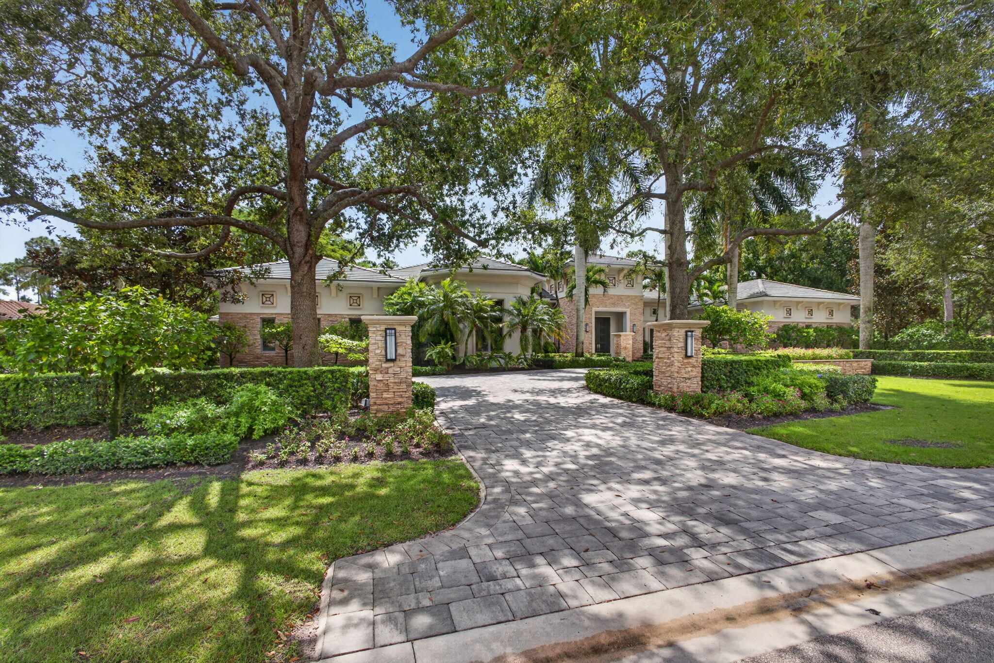 Foto de propiedad en 12200 TILLINGHAST Circle, Palm Beach Gardens, FL 33418 Palm Beach Gardens con MLS# 