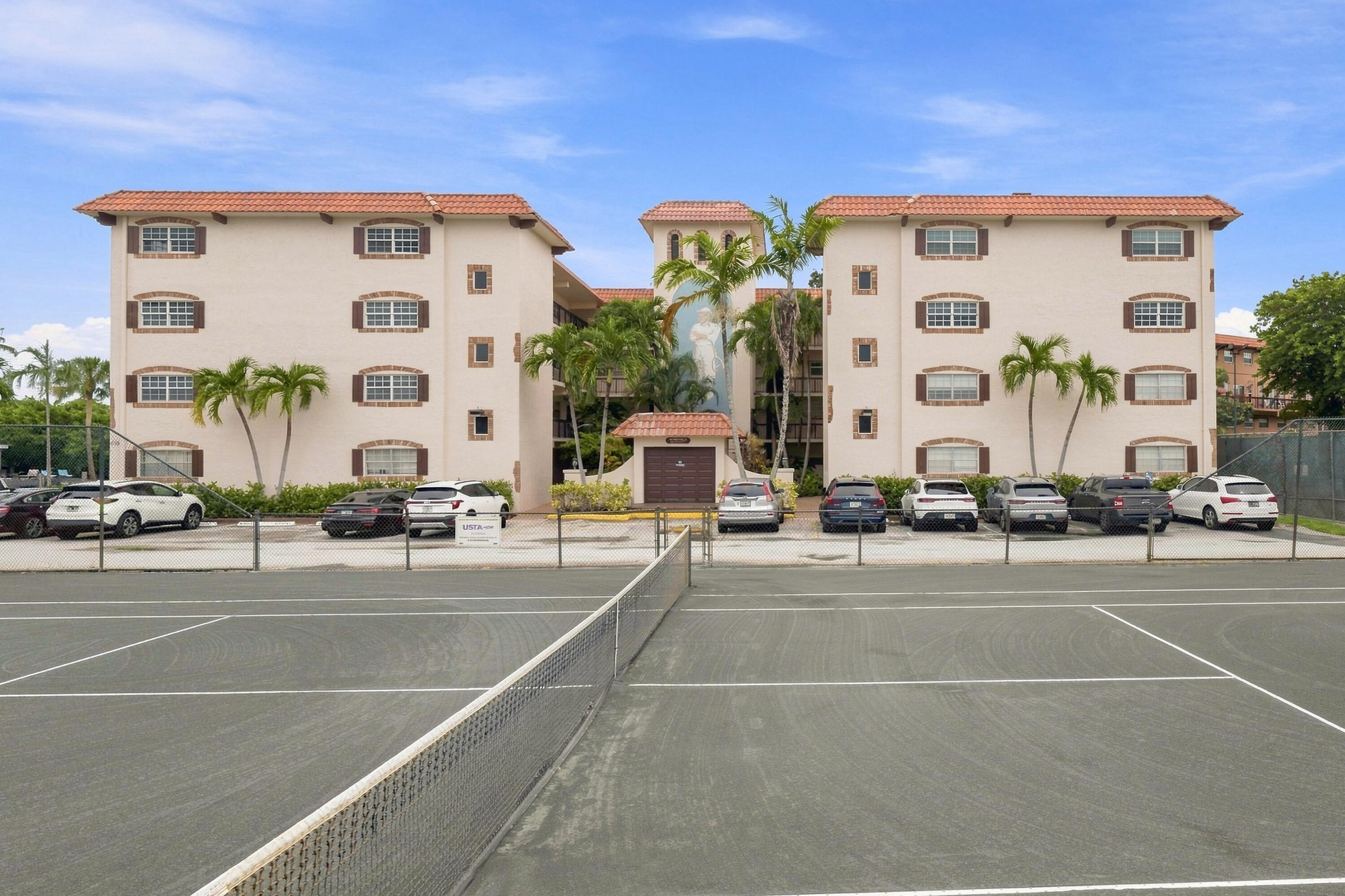 Foto de propiedad en 610 TENNIS CLUB Drive 305, Fort Lauderdale, FL 33311 Fort Lauderdale con MLS# 