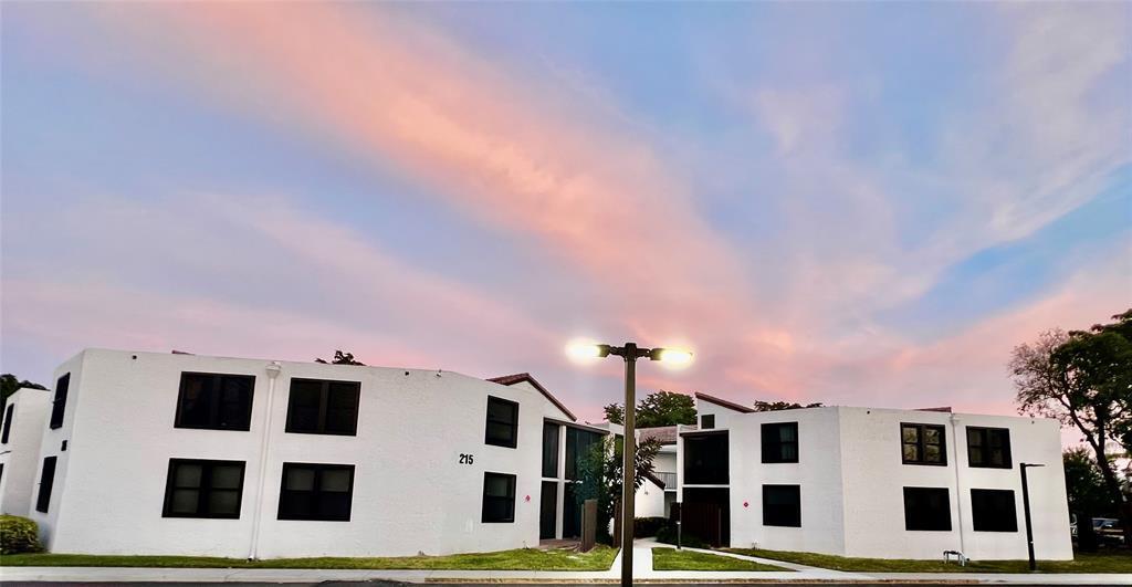 En Venta 212 Lake Pointe Drive 313, Oakland Park, FL 33309, Oakland Park, FL 33309