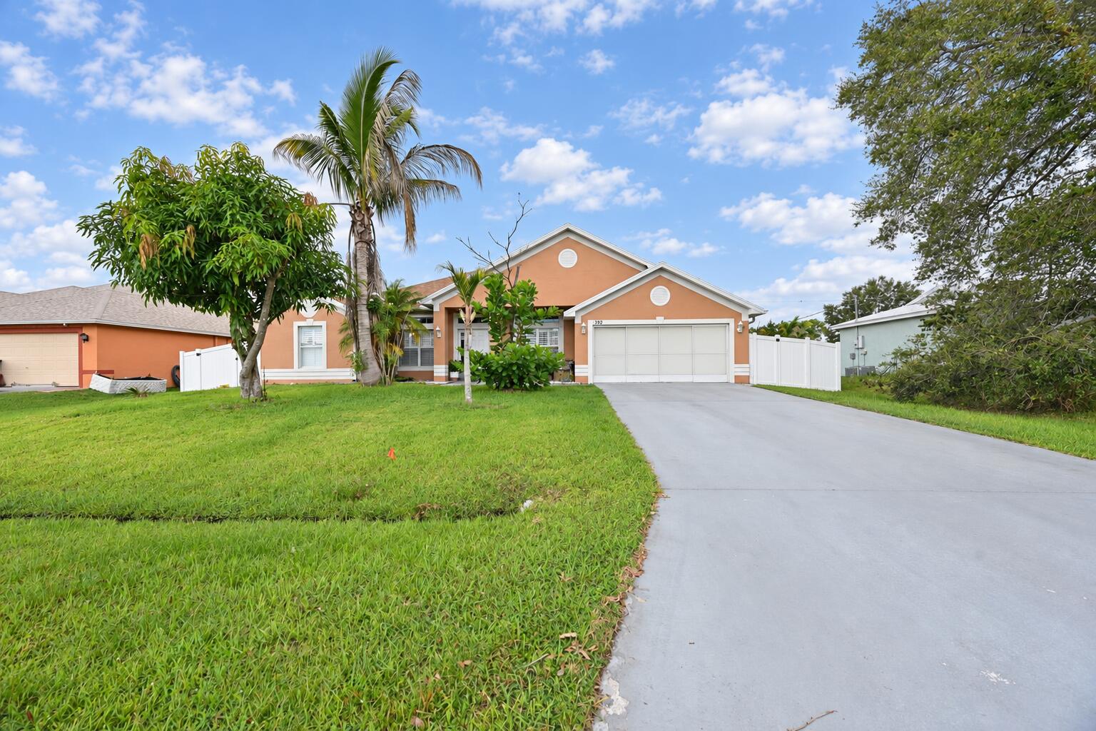 En Venta 1392 SE ODONNELL Lane, Port St. Lucie, FL 34983, Port St. Lucie, FL 34983