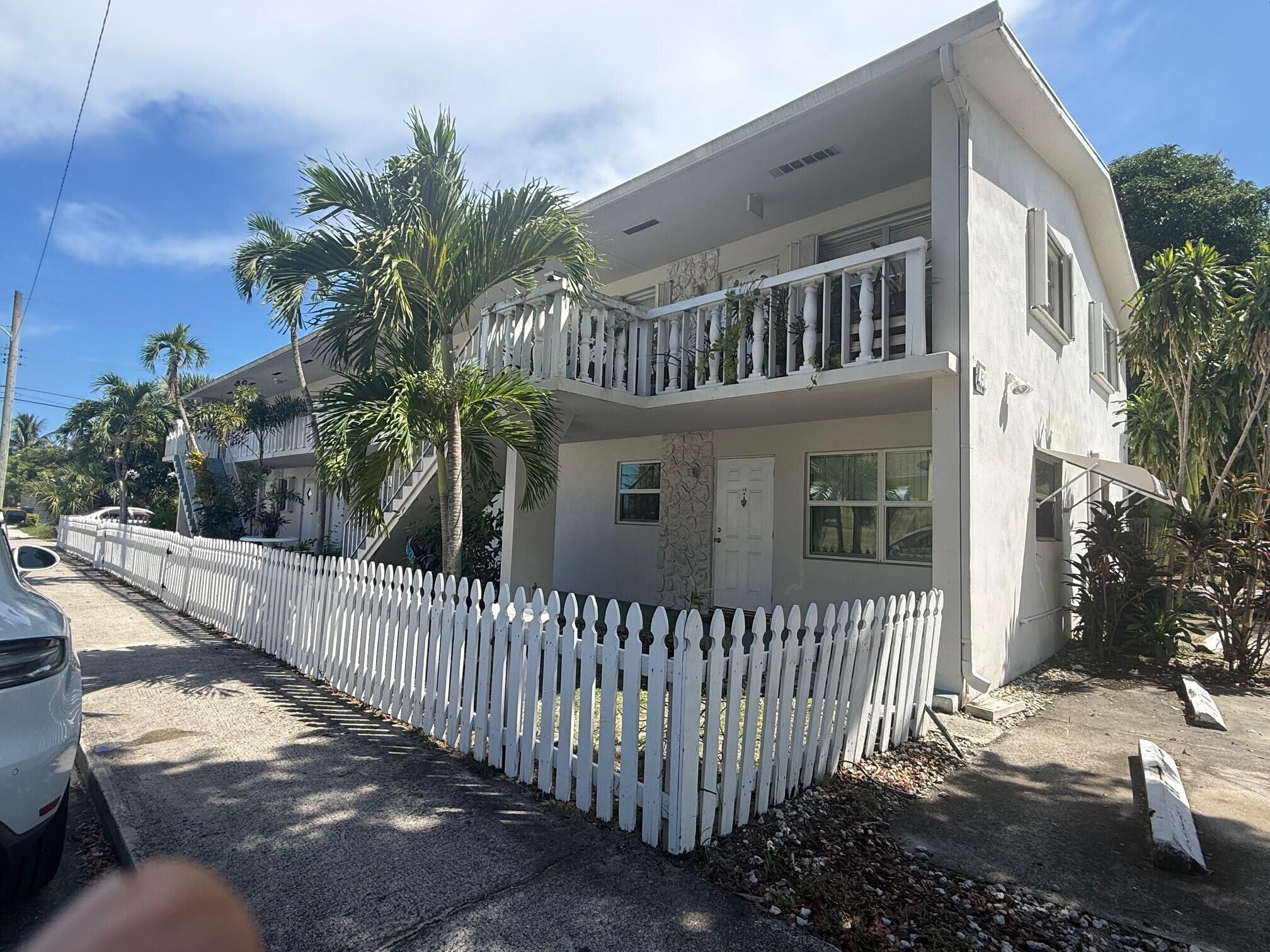 Foto de propiedad en 430 N J Street 1A, 2A, 3A, 4B, 5B, 6B, Lake Worth Beach, FL Lake Worth Beach con MLS# 