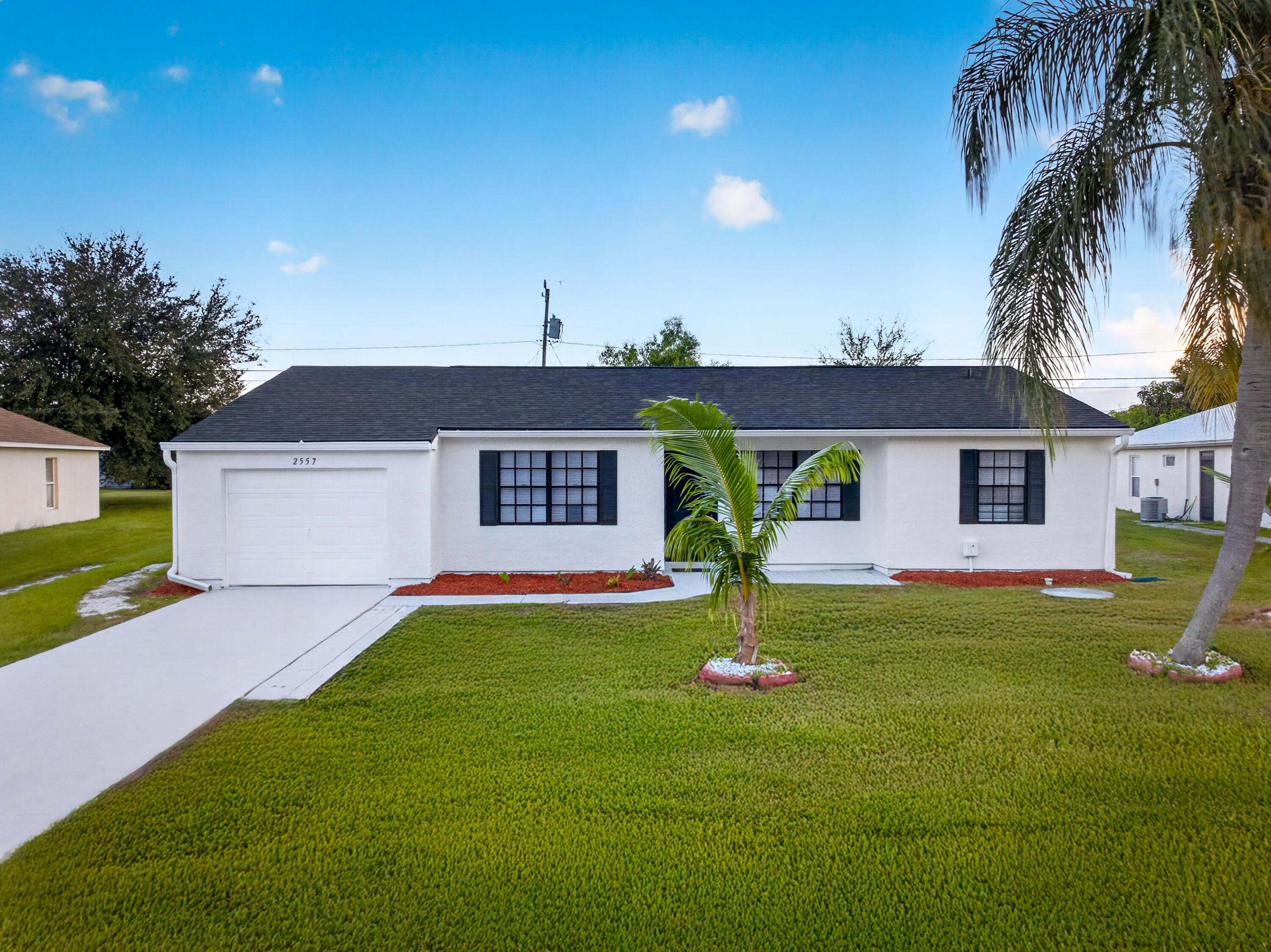 Foto de propiedad en 2557 SE Robin Circle, Port St. Lucie, FL 34952 Port St. Lucie con MLS# 