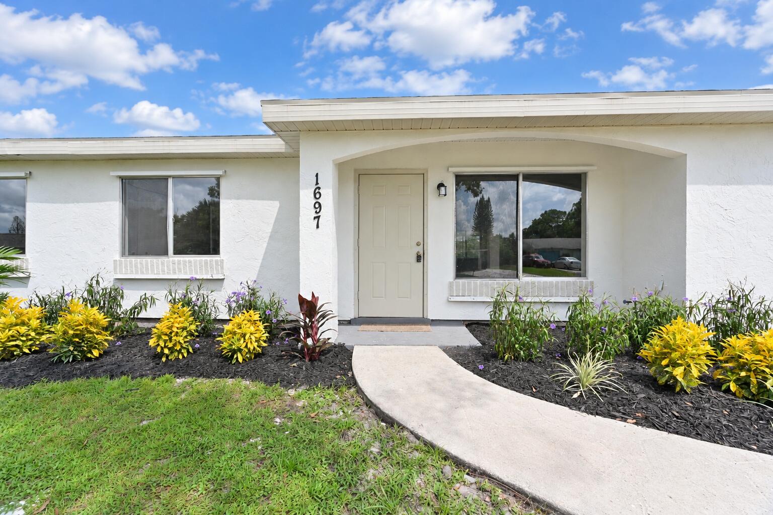 Foto de propiedad en 1697 SE BURGUNDY Lane, Port St. Lucie, FL 34952 Port St. Lucie con MLS# 
