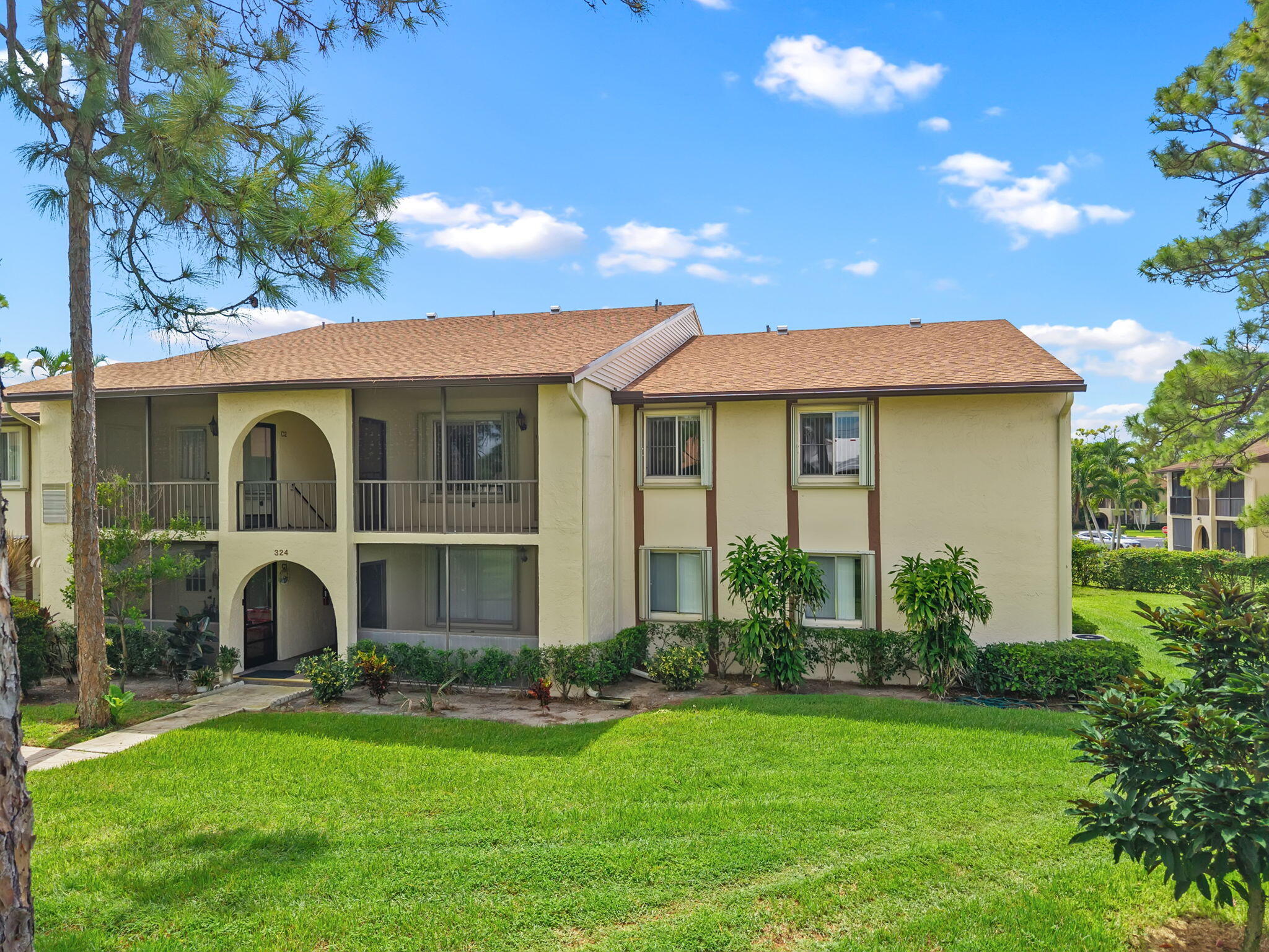Foto de propiedad en 324 KNOTTY PINE Circle B-2, Greenacres, FL 33463 Greenacres con MLS# 