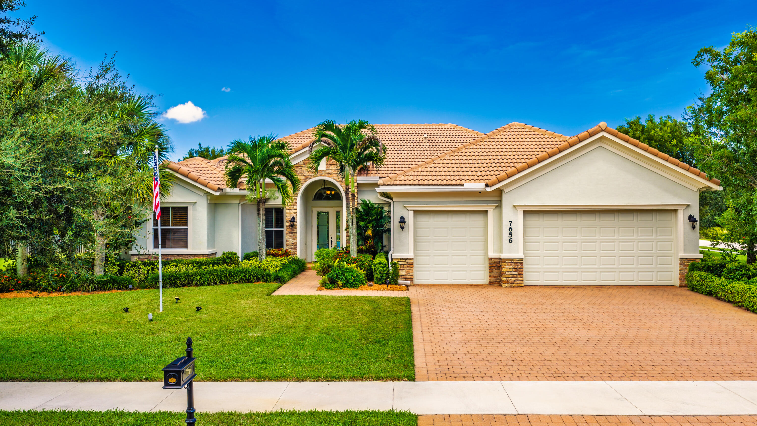 Foto de propiedad en 7656 SE RAVISSANT Drive, Stuart, FL 34997 Stuart con MLS# 