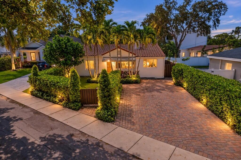 Foto de propiedad en 712 PONCE DE LEON Drive, Fort Lauderdale, FL 33316 Fort Lauderdale con MLS# 