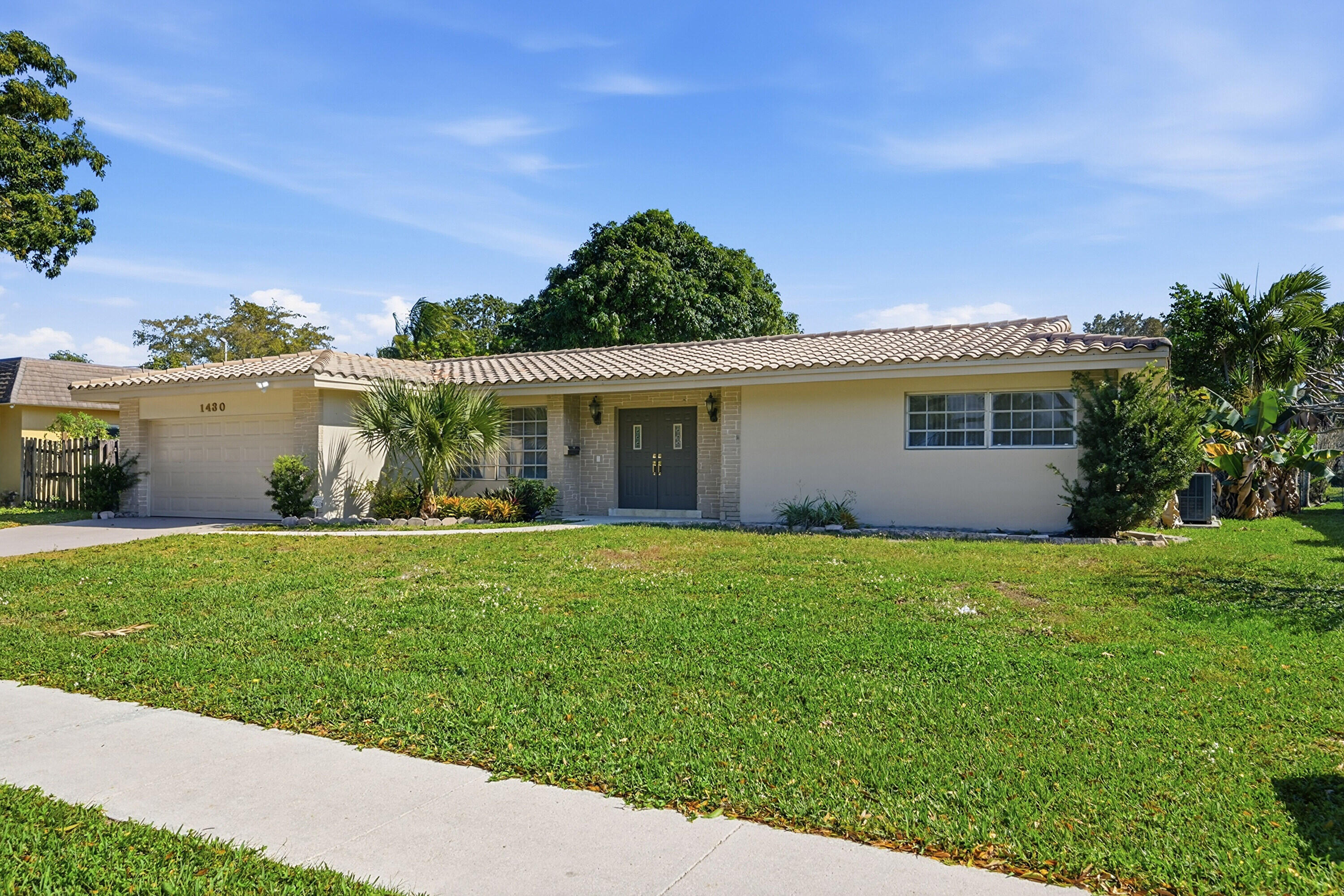 Foto de propiedad en 1430 NW 73RD Avenue NW, Plantation, FL 33313 Plantation con MLS# 