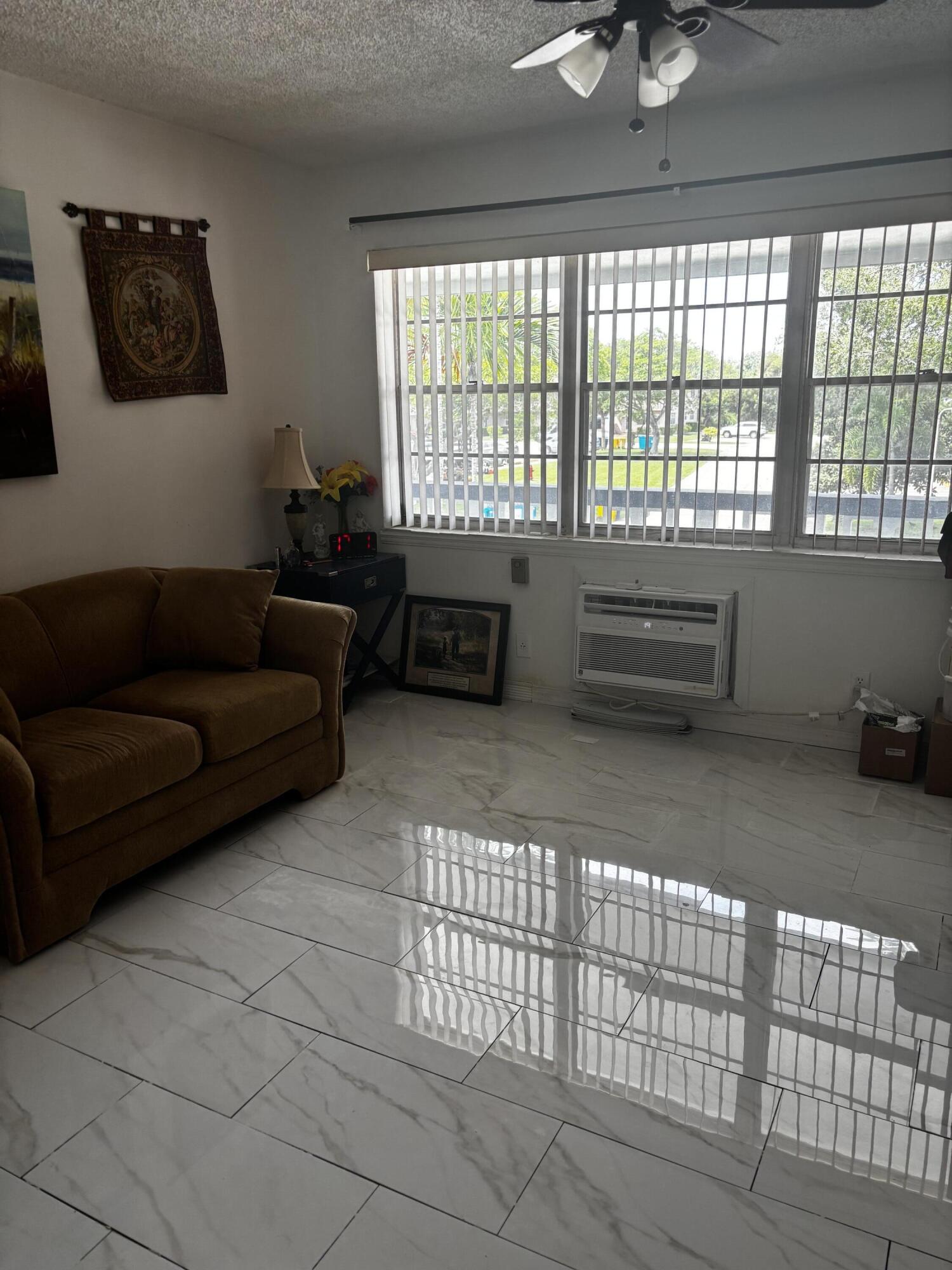 Foto de propiedad en 237 NORTHAMPTON L, West Palm Beach, FL 33417 West Palm Beach con MLS# 