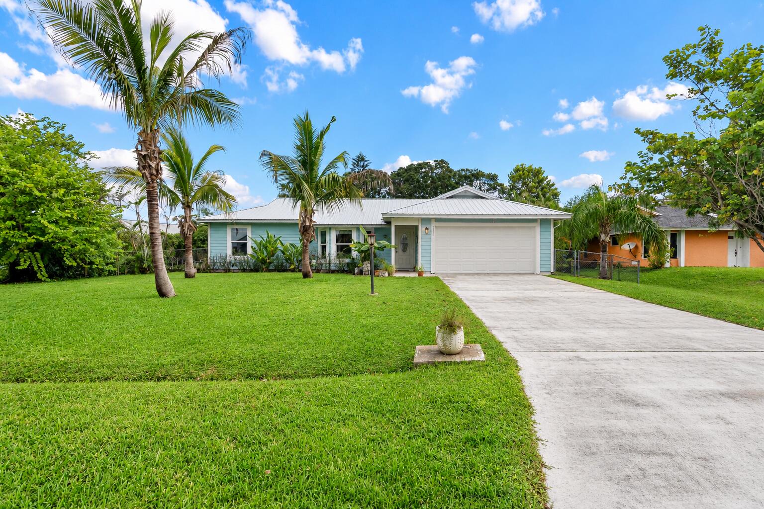 Foto de propiedad en 2321 SE MASLAN Avenue, Port St. Lucie, FL 34952 Port St. Lucie con MLS# 