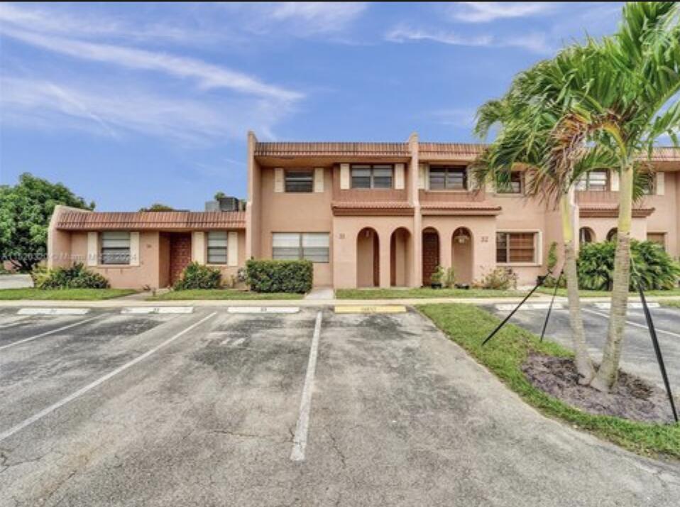 Foto de propiedad en 31 SEVILLE Circle 2-49, Davie, FL 33324 Davie con MLS# 