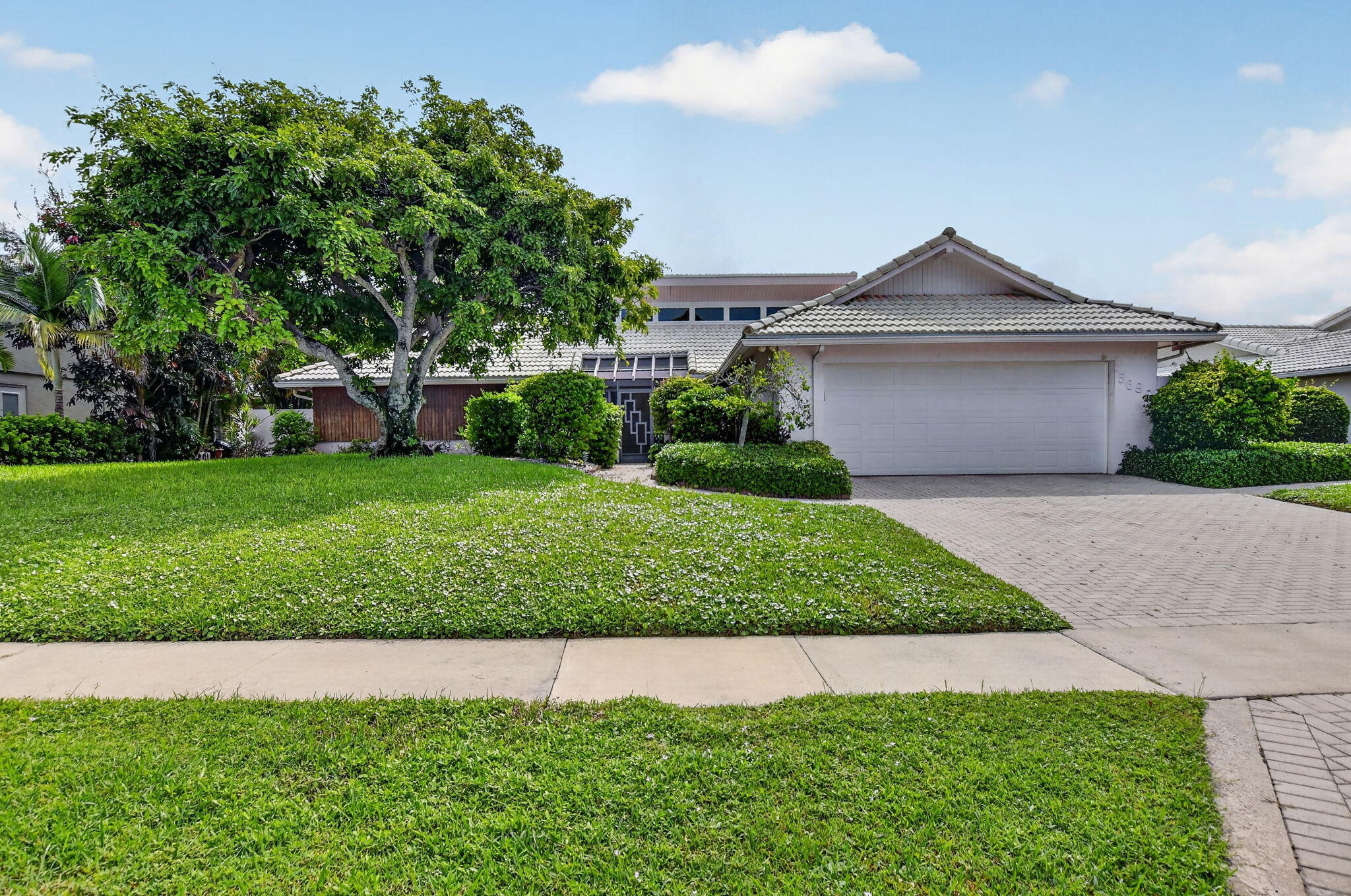 Foto de propiedad en 5680 NW 3RD Terrace, Boca Raton, FL 33487 Boca Raton con MLS# 