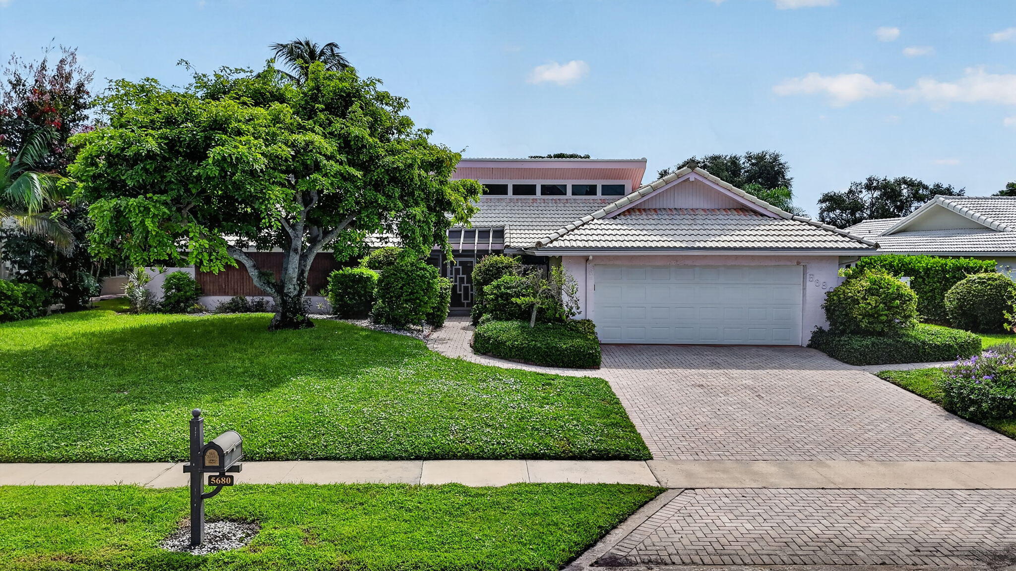 Foto de propiedad en 5680 NW 3RD Terrace, Boca Raton, FL 33487 Boca Raton con MLS# 