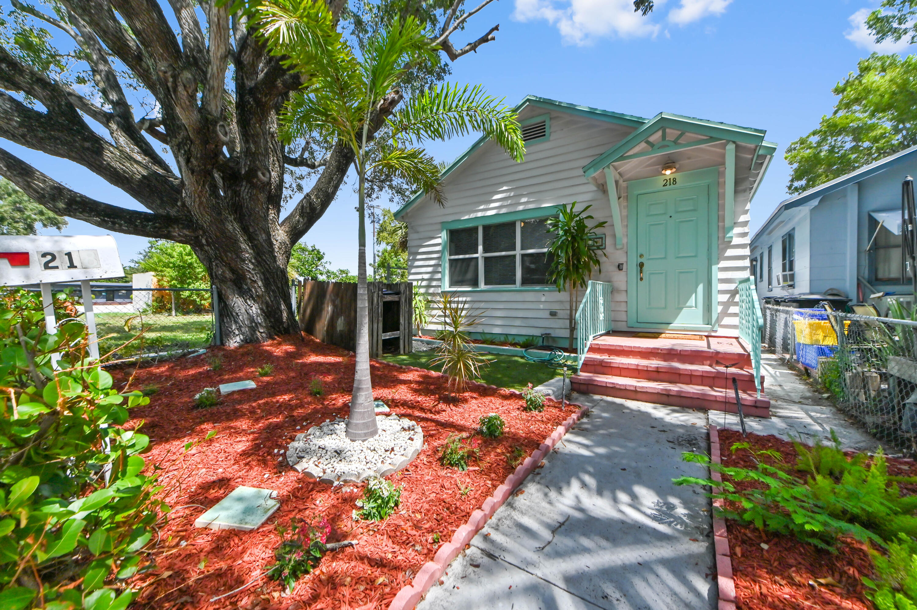 Foto de propiedad en 218 N H Street, Lake Worth Beach, FL 33460 Lake Worth Beach con MLS# 
