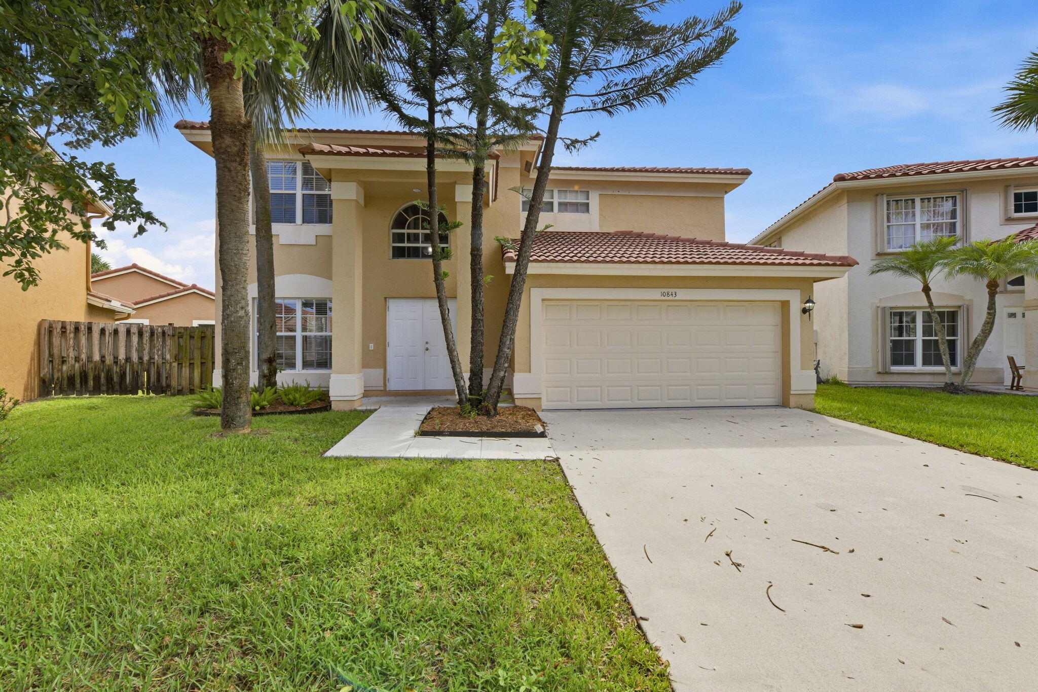 Foto de propiedad en 10843 BUTTONWOOD LAKE Drive, Boca Raton, FL 33498 Boca Raton con MLS# 