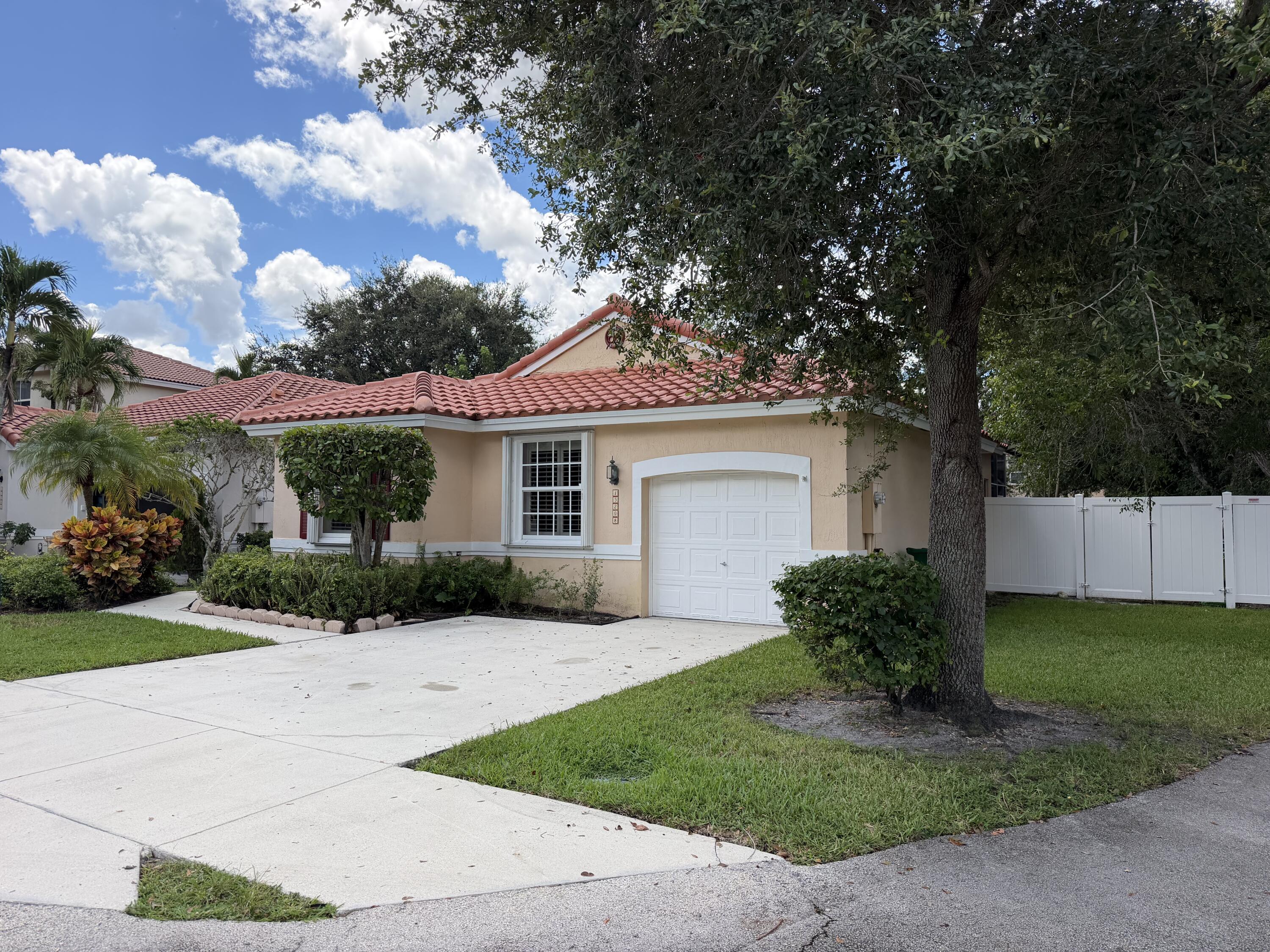 Foto de propiedad en 15298 SW 49th Street, Davie, FL 33331 Davie con MLS# 
