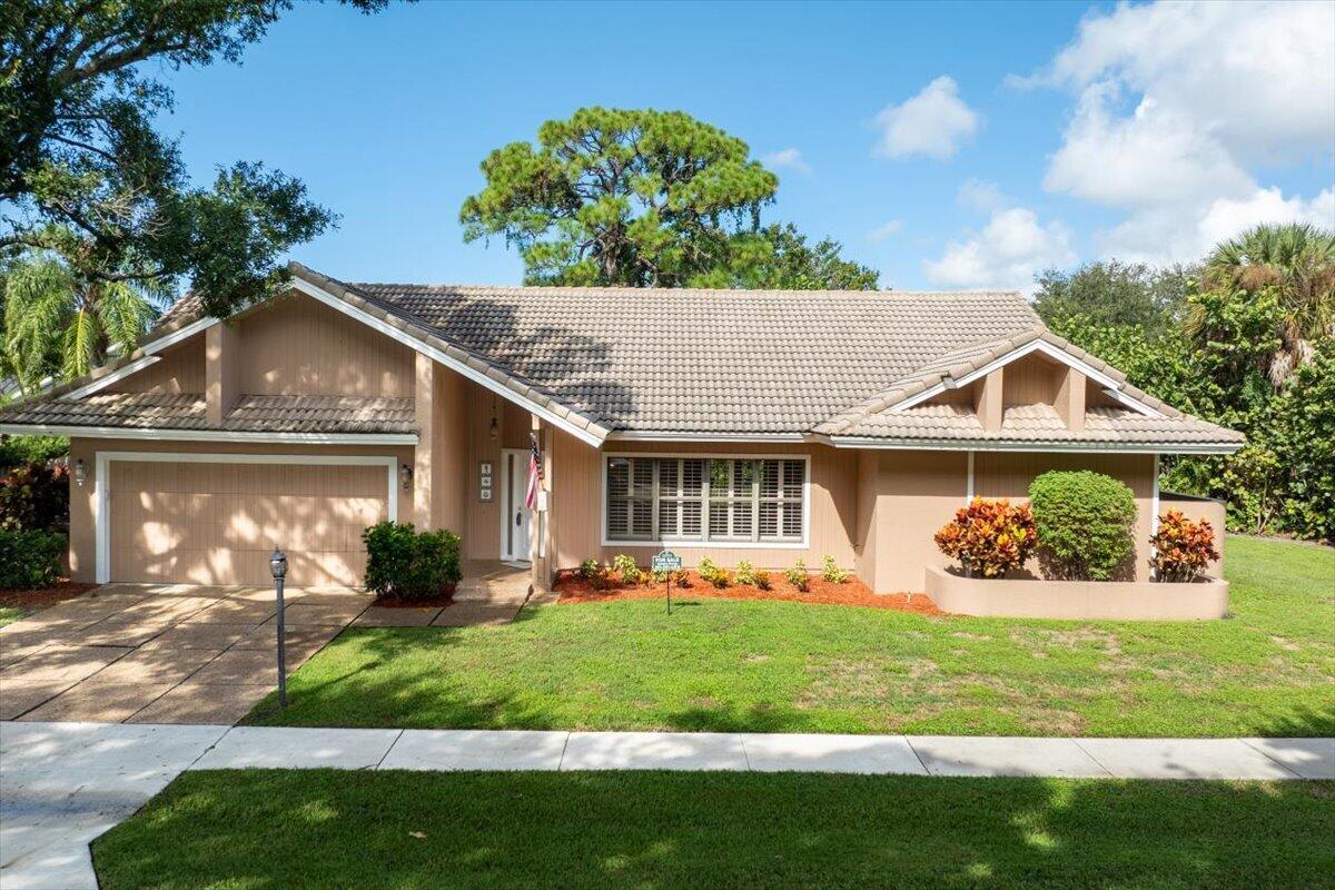 Foto de propiedad en 101 TIMBER Lane, Jupiter, FL 33458 Jupiter con MLS# 