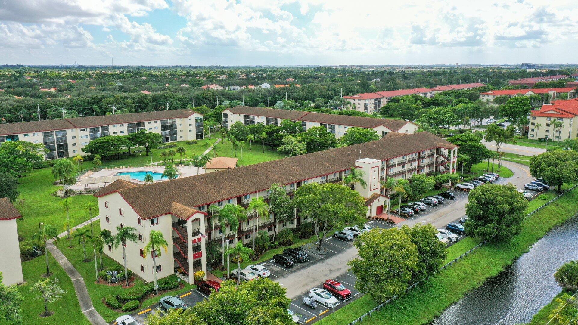 Foto de propiedad en 12750 SW 15th Street, Pembroke Pines, FL 33027 Pembroke Pines con MLS# 