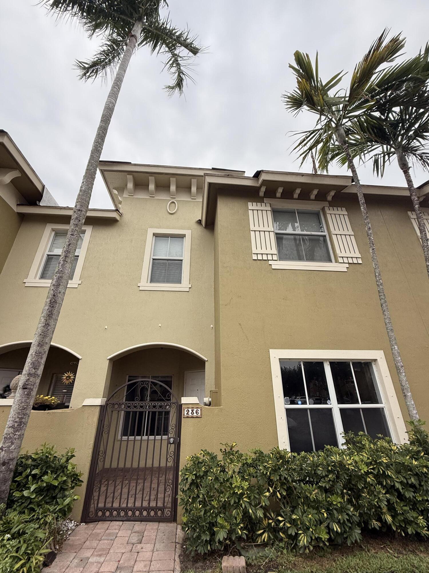 Foto de propiedad en 236 Lake Monterey Circle, Boynton Beach, FL 33426 Boynton Beach con MLS# 