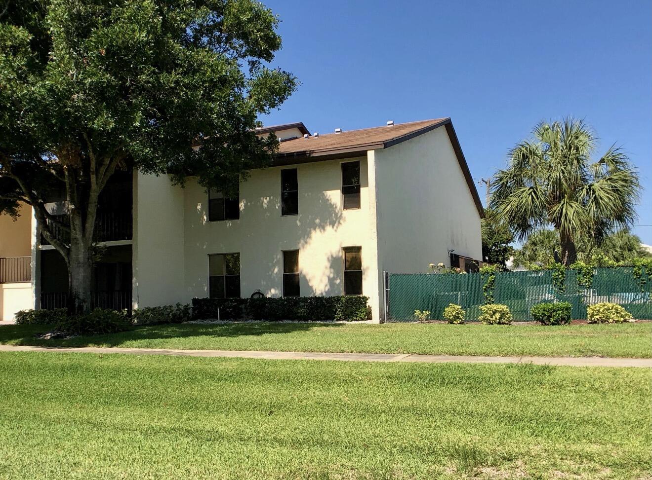 Foto de propiedad en 250 SE Four Winds Drive 104, Stuart, FL 34996 Stuart con MLS# 