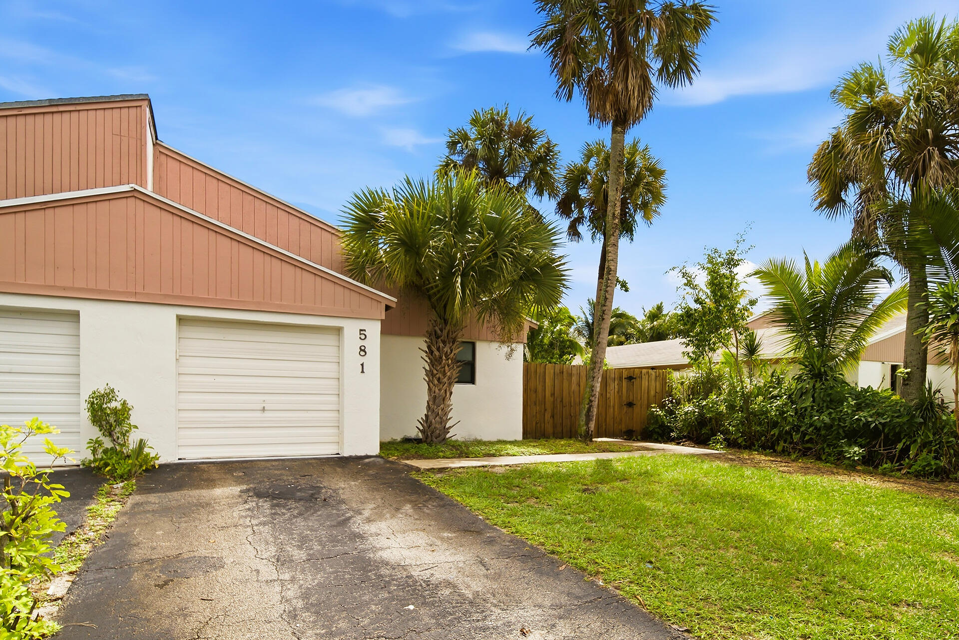 Foto de propiedad en 581 NW 47TH Avenue, Delray Beach, FL 33445 Delray Beach con MLS# 