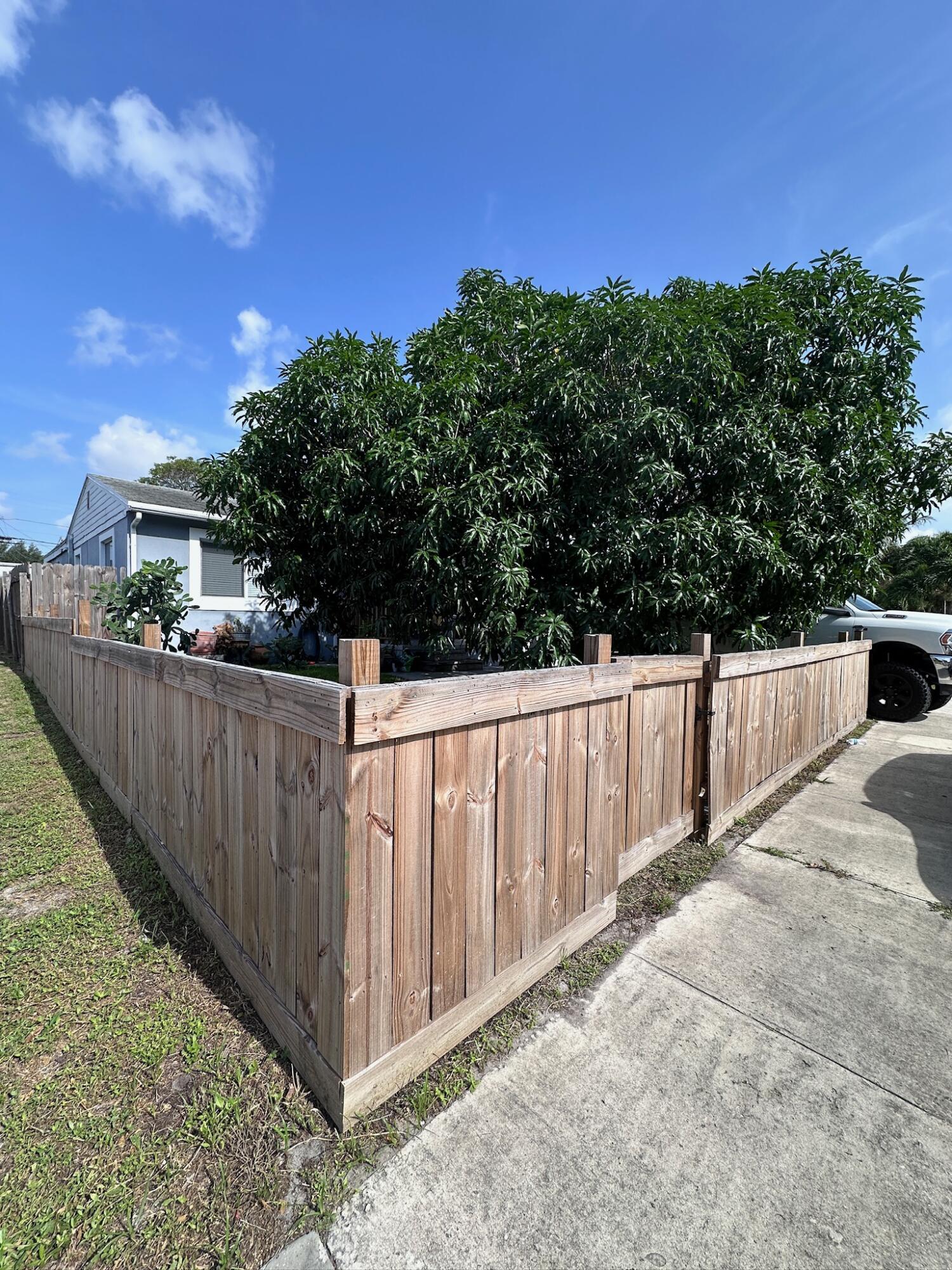 Foto de propiedad en 1013 N C Street, Lake Worth Beach, FL 33460 Lake Worth Beach con MLS# 