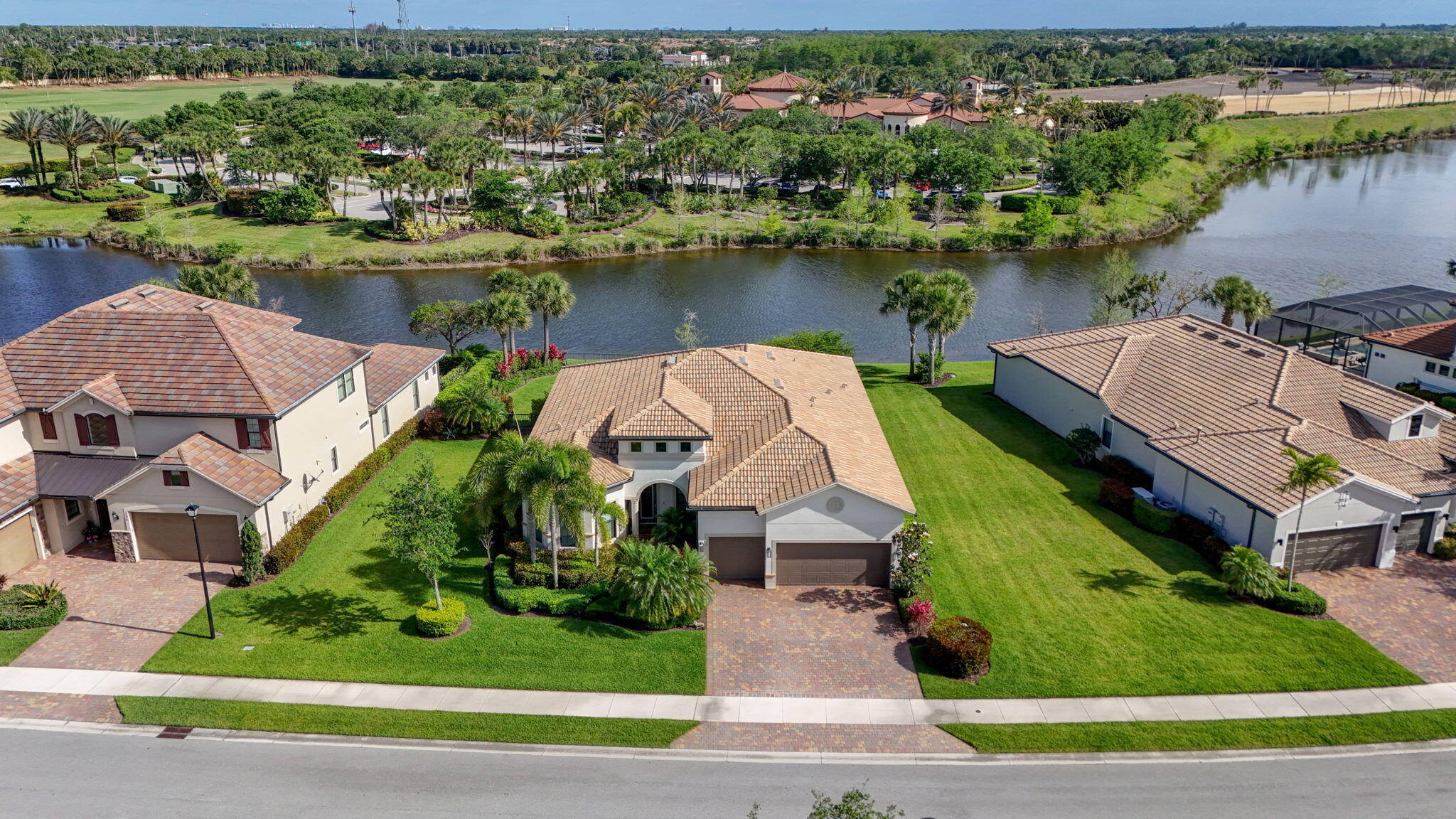 Foto de propiedad en 532 Sonoma Isles Circle, Jupiter, FL 33478 Jupiter con MLS# 