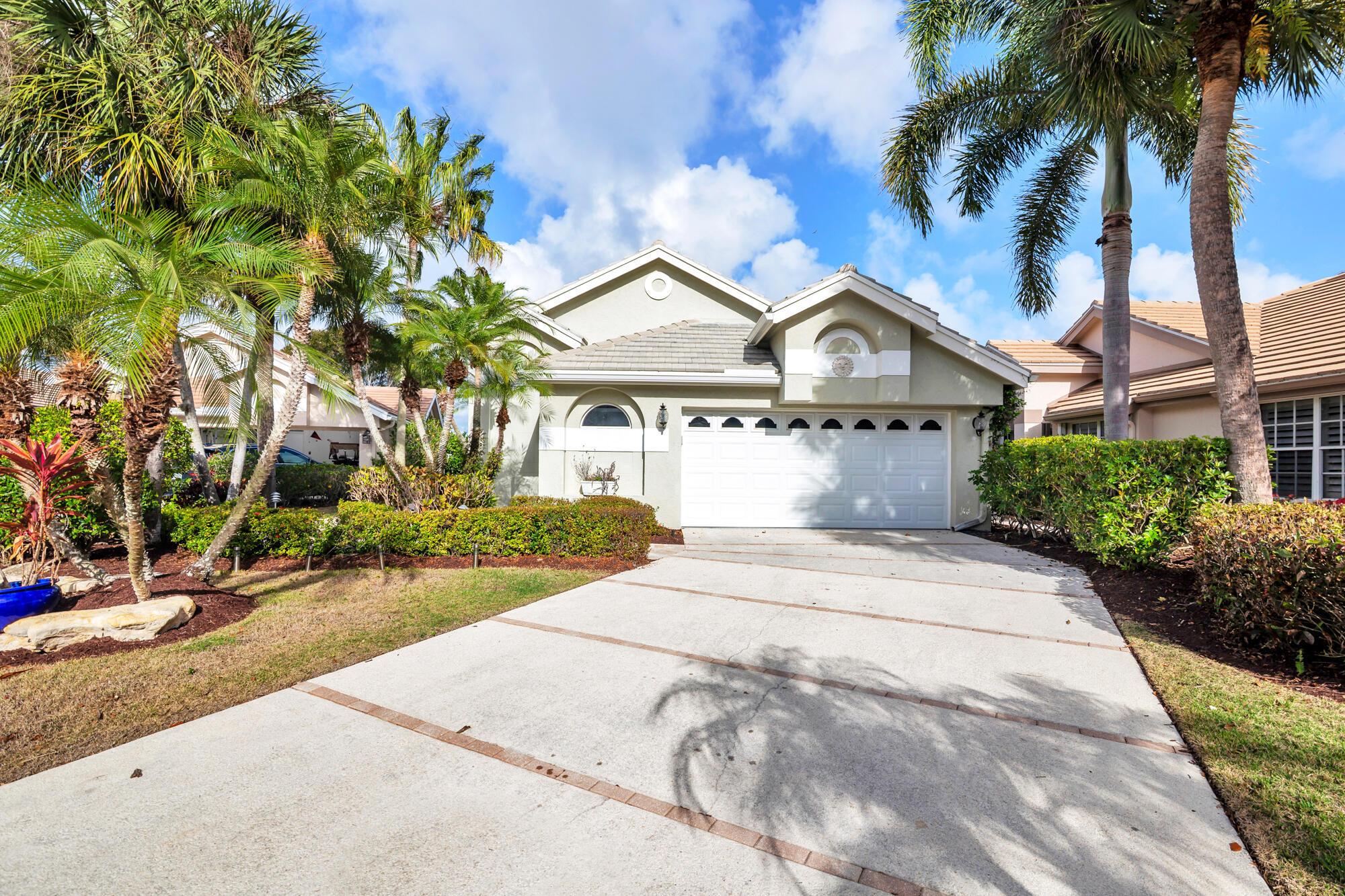 Foto de propiedad en 16440 RIVERWIND Drive, Jupiter, FL 33477 Jupiter con MLS# 