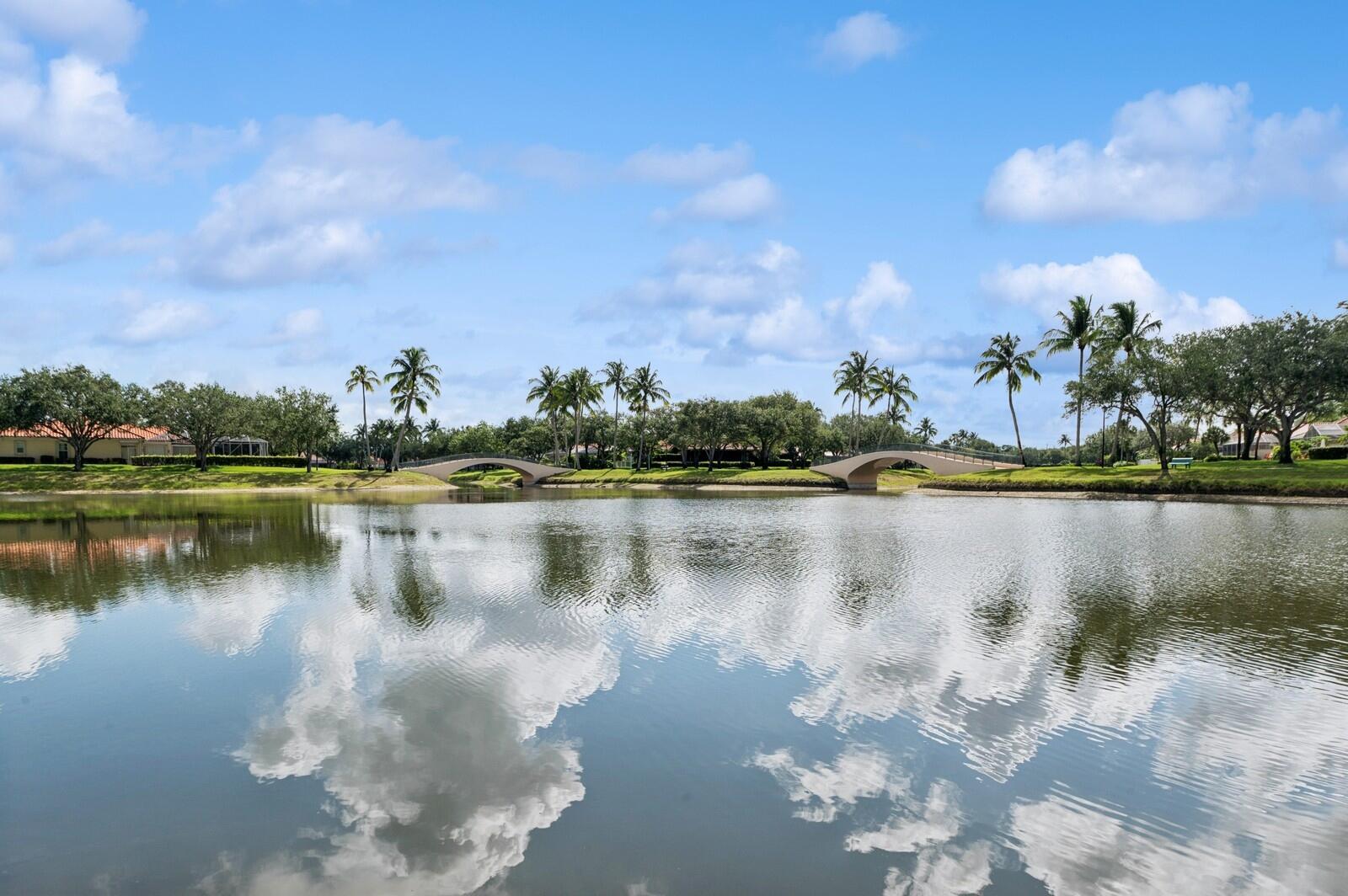 Foto de propiedad en 2596 Irma Lake Drive, West Palm Beach, FL 33411 West Palm Beach con MLS# 