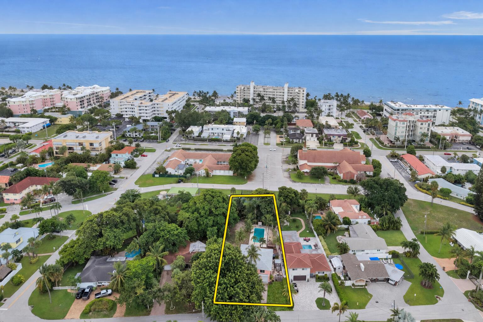 80' x 180' parcel outlined, with the ocean just blocks away