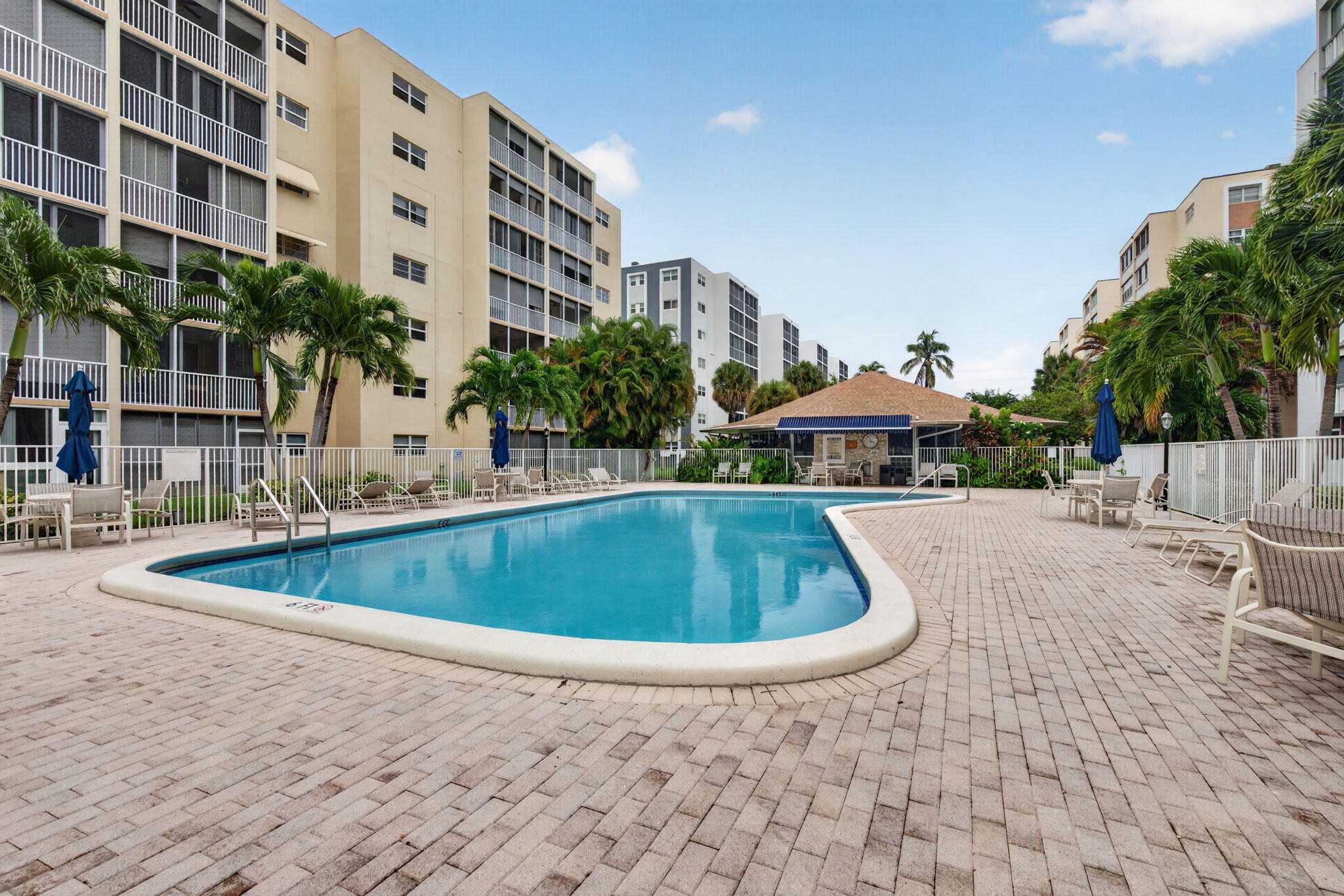 En Venta 620 NE 12th Avenue 202, Hallandale Beach, FL 33009, Hallandale Beach, FL 33009