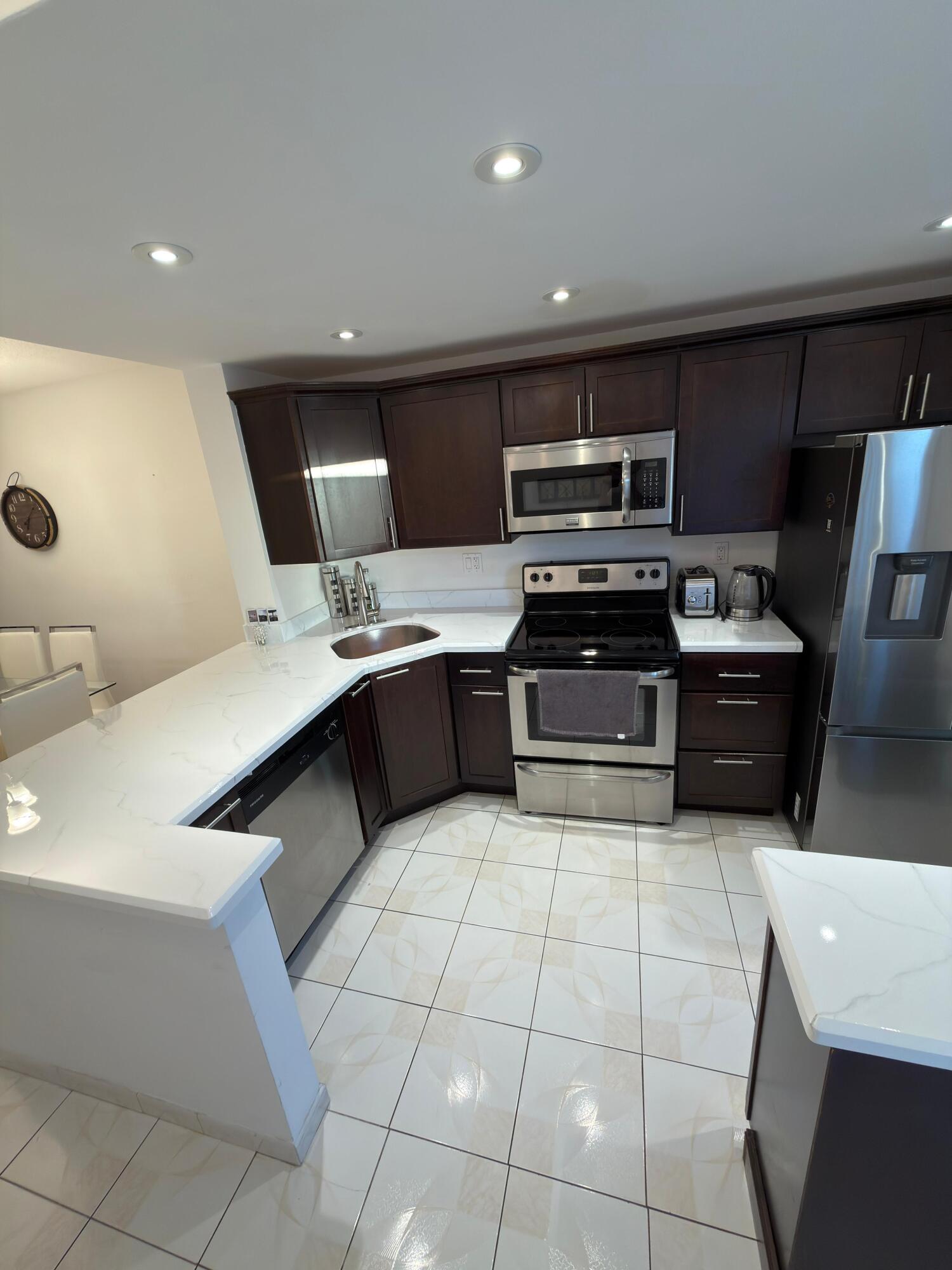 En Renta 450 PARADISE ISLE Boulevard 201, Hallandale Beach, FL 33009, Hallandale Beach, FL 33009