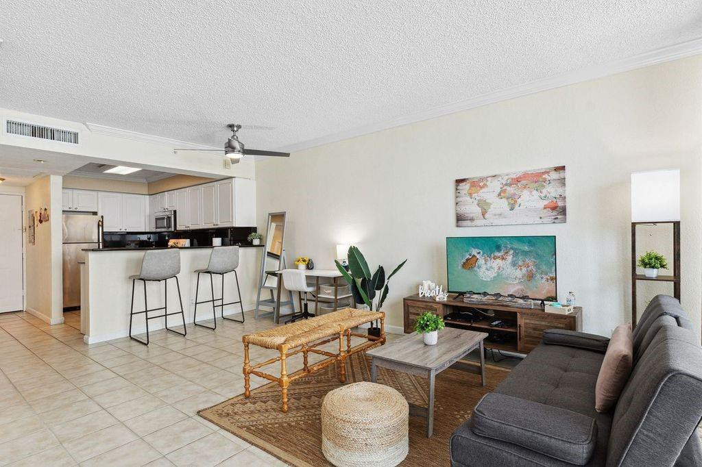 VERY SPACIOUS OCEANSIDE STUDIO WITH BALCONYAND OCEAN VIEWS
