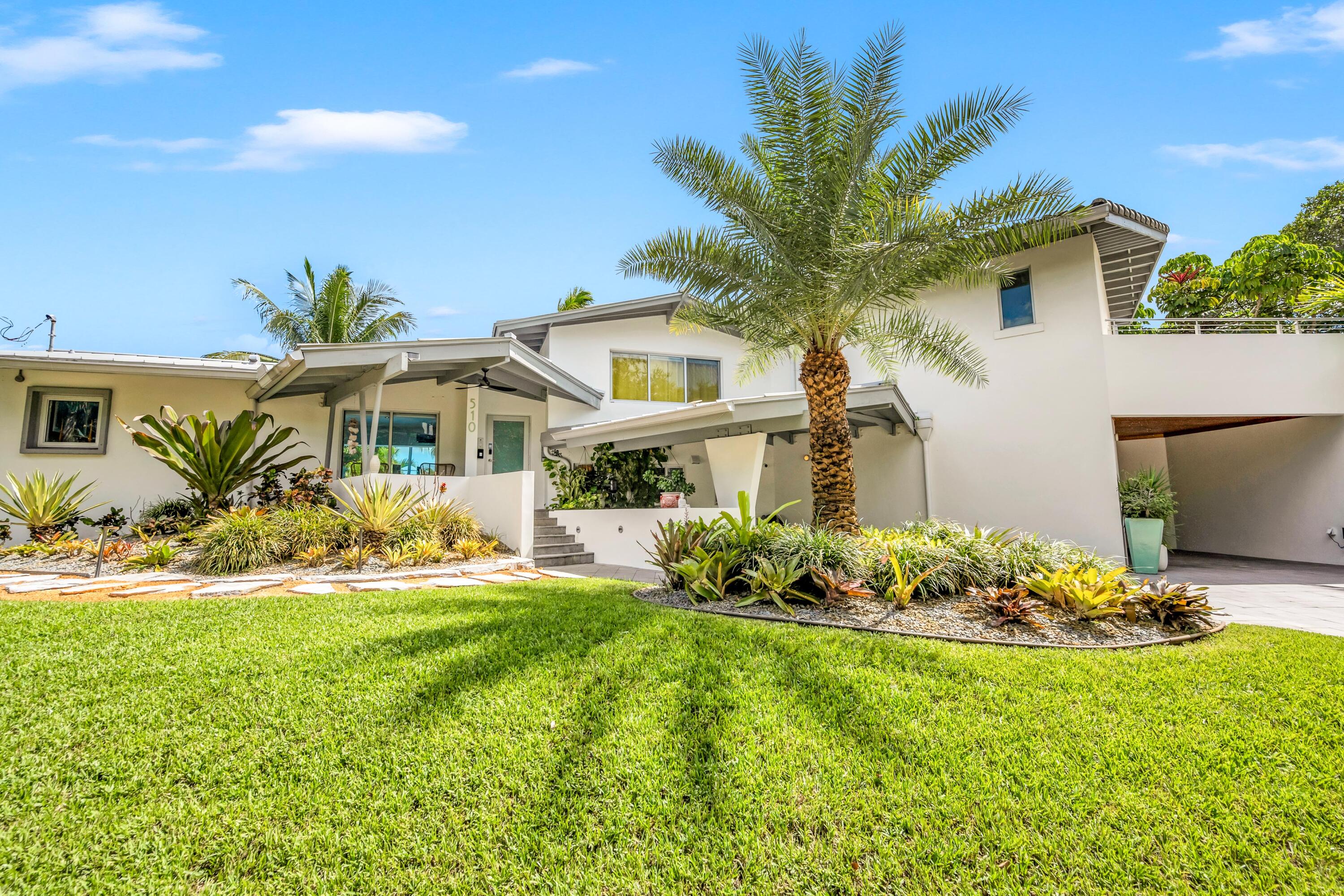 Contemporary architecture featuring a partial two-story design, a covered entry, and a covered carport
