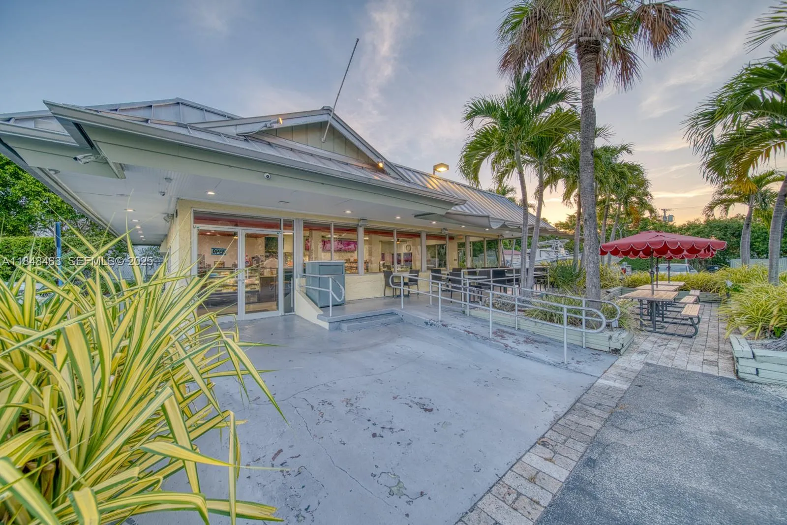 En Venta Bakery / Restaurant Bakery / Restaurant For Sale On Dixie Highway, Miami, FL 33157, Miami, FL 33157