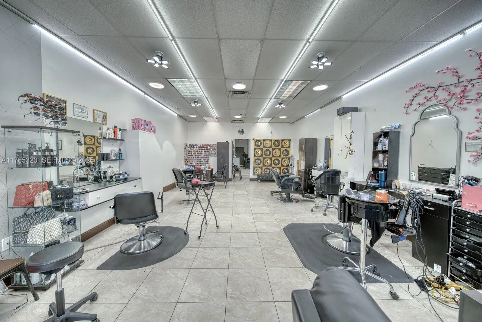 Foto de propiedad en Beauty Salon Beauty Salon For Sale On 8th Street, Miami, FL 33184 Miami con MLS# 