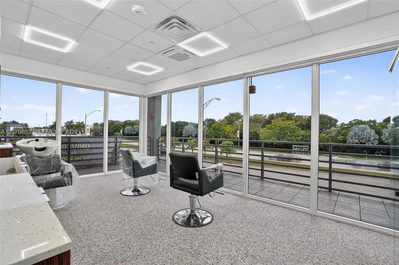Foto de propiedad en Beauty Salon Suites Beauty Salon For Rent Now Right In Front Of Fiu Pu Suites, FL 33174  con MLS# 