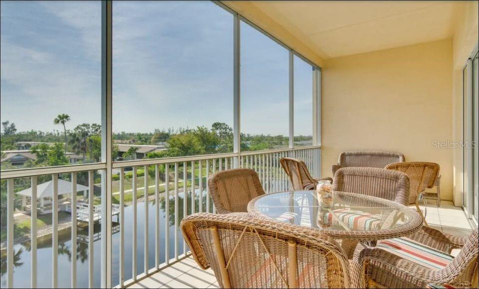 Foto de propiedad en 14931 PARK LAKE DR #PH04 FORT MYERS con MLS# C7483525
