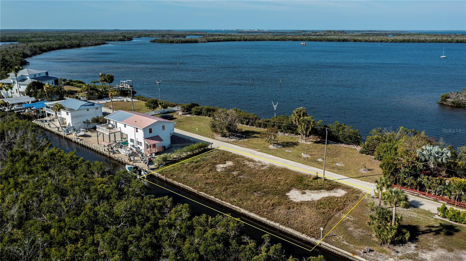 Foto de propiedad en 8153 MOYER LN BOKEELIA con MLS# C7488694