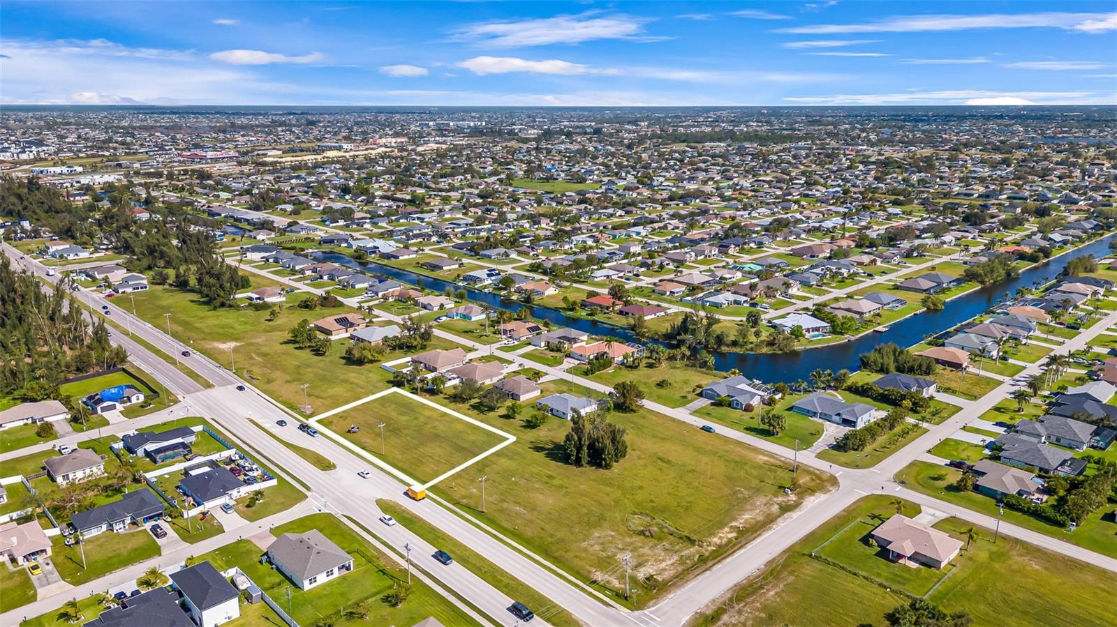 Foto de propiedad en 1213 CHIQUITA BLVD S CAPE CORAL con MLS# C7500621
