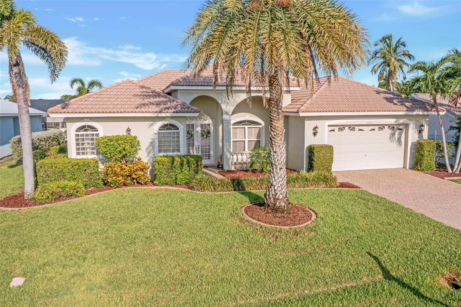 Foto de propiedad en 5212 SW 8TH CT CAPE CORAL con MLS# C7512300