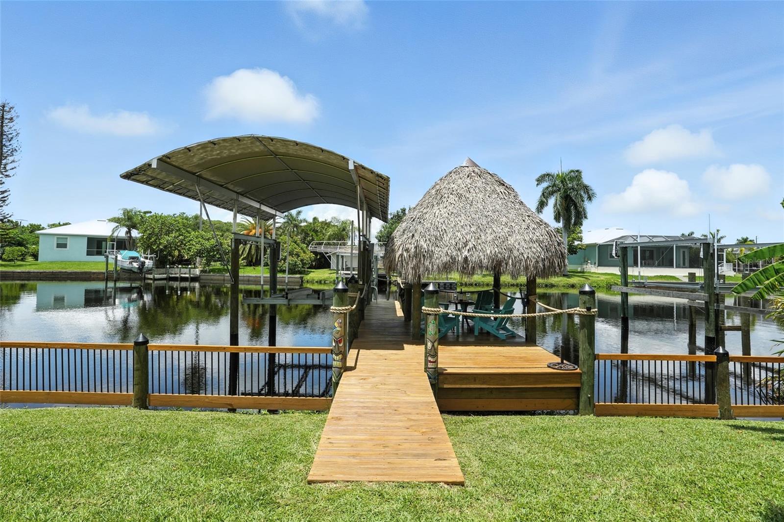 Foto de propiedad en 2131 SAINT CROIX AVE FORT MYERS con MLS# C7515703