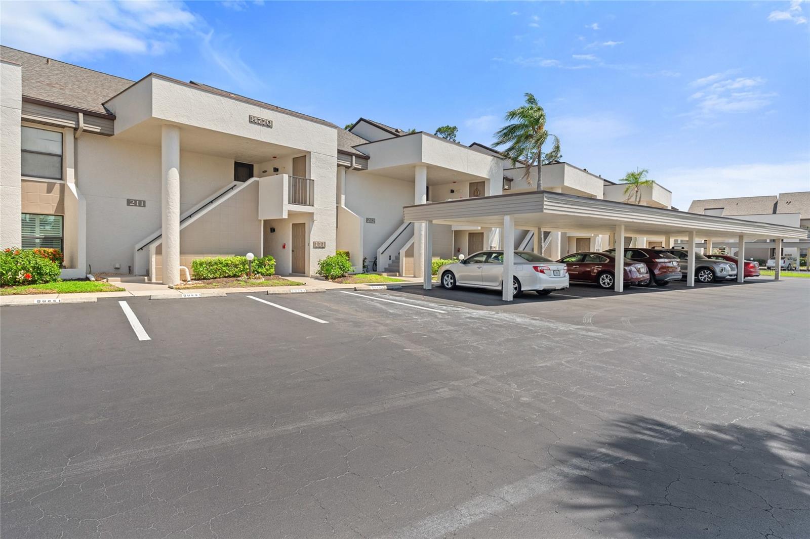Foto de propiedad en 14770 EAGLE RIDGE DR #112 FORT MYERS con MLS# C7515820