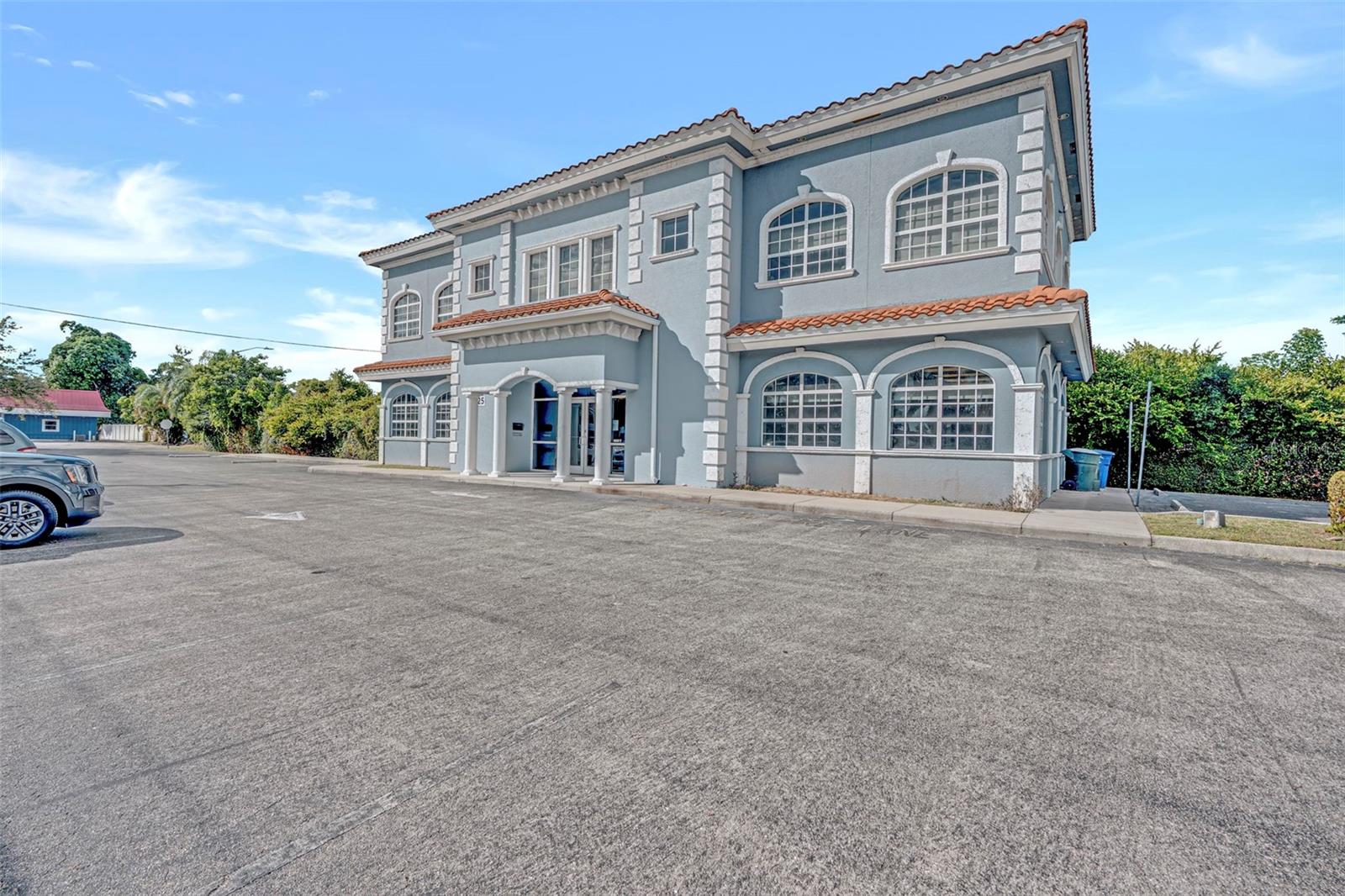 Foto de propiedad en 1825 COLONIAL BLVD FORT MYERS con MLS# C7516596