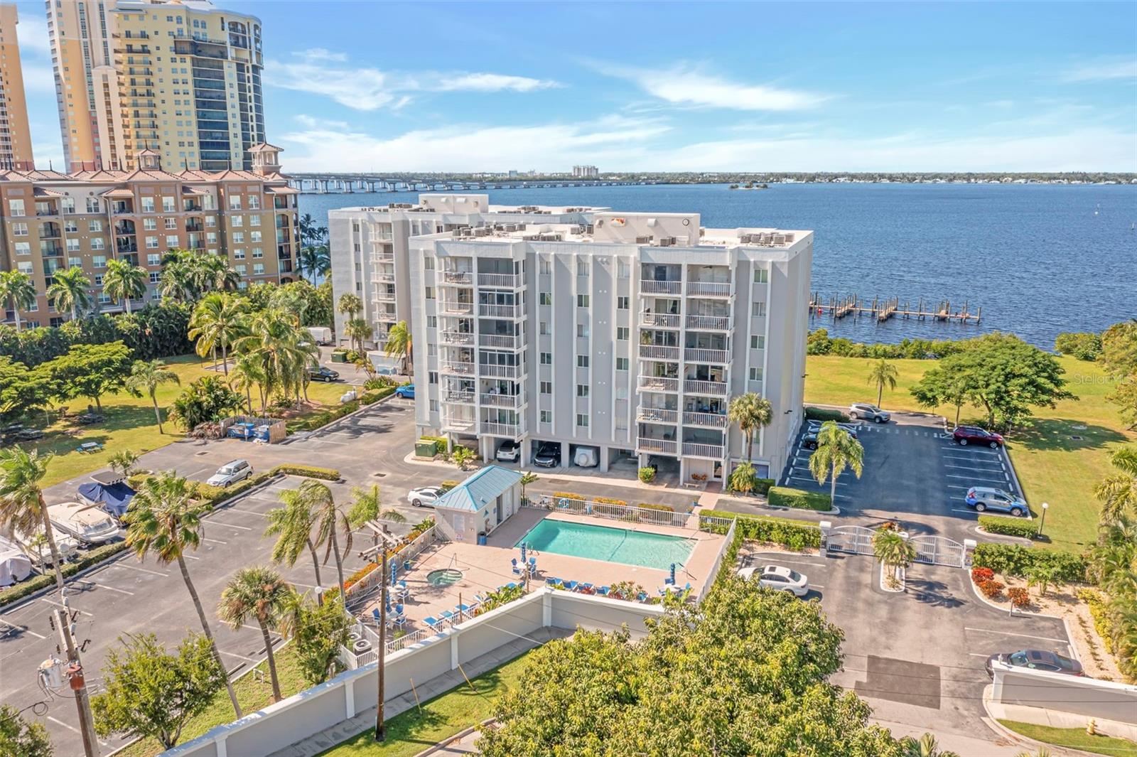 Foto de propiedad en 2875 PALM BEACH BLVD #205 FORT MYERS con MLS# C7517194
