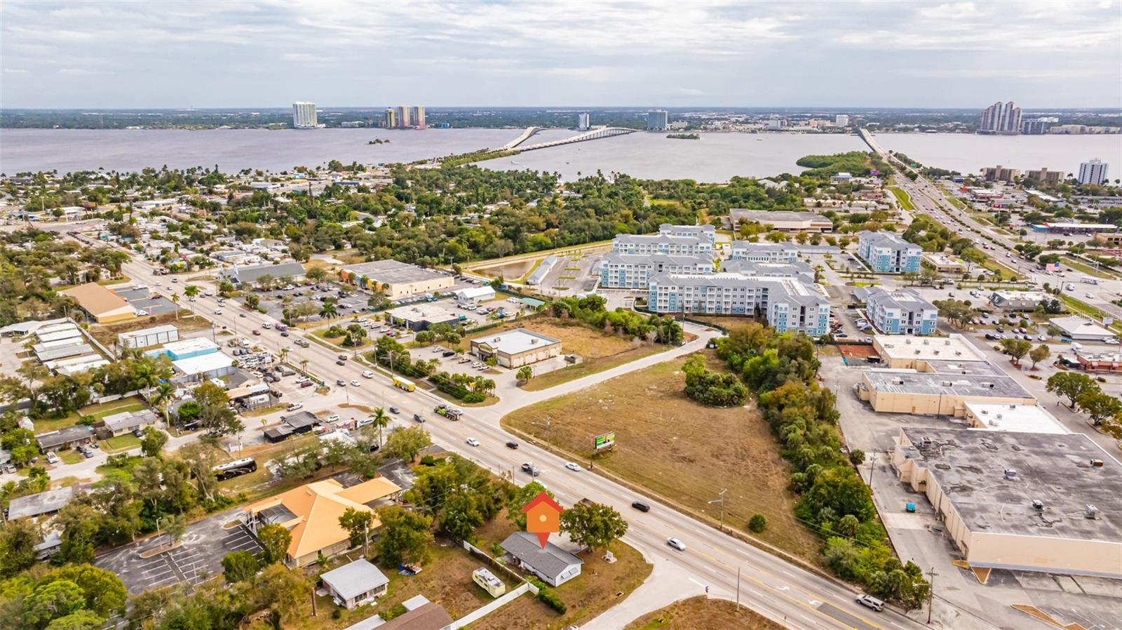 Foto de propiedad en 164 PONDELLA RD NORTH FORT MYERS con MLS# C7521209