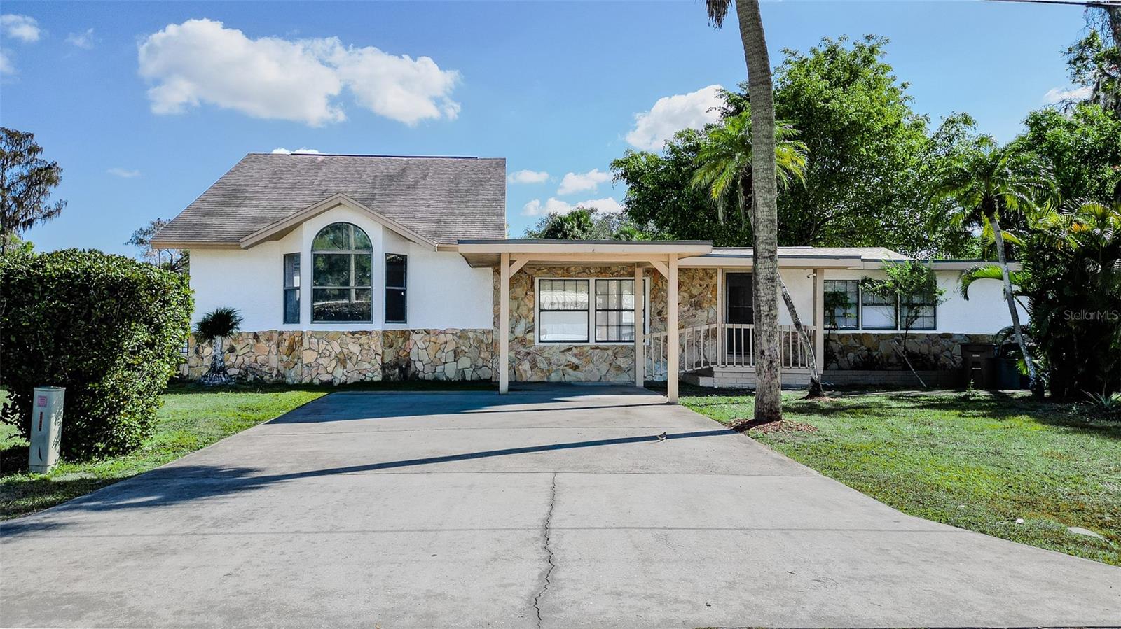 Foto de propiedad en 599 CAROLINA AVE FORT MYERS con MLS# C7521642